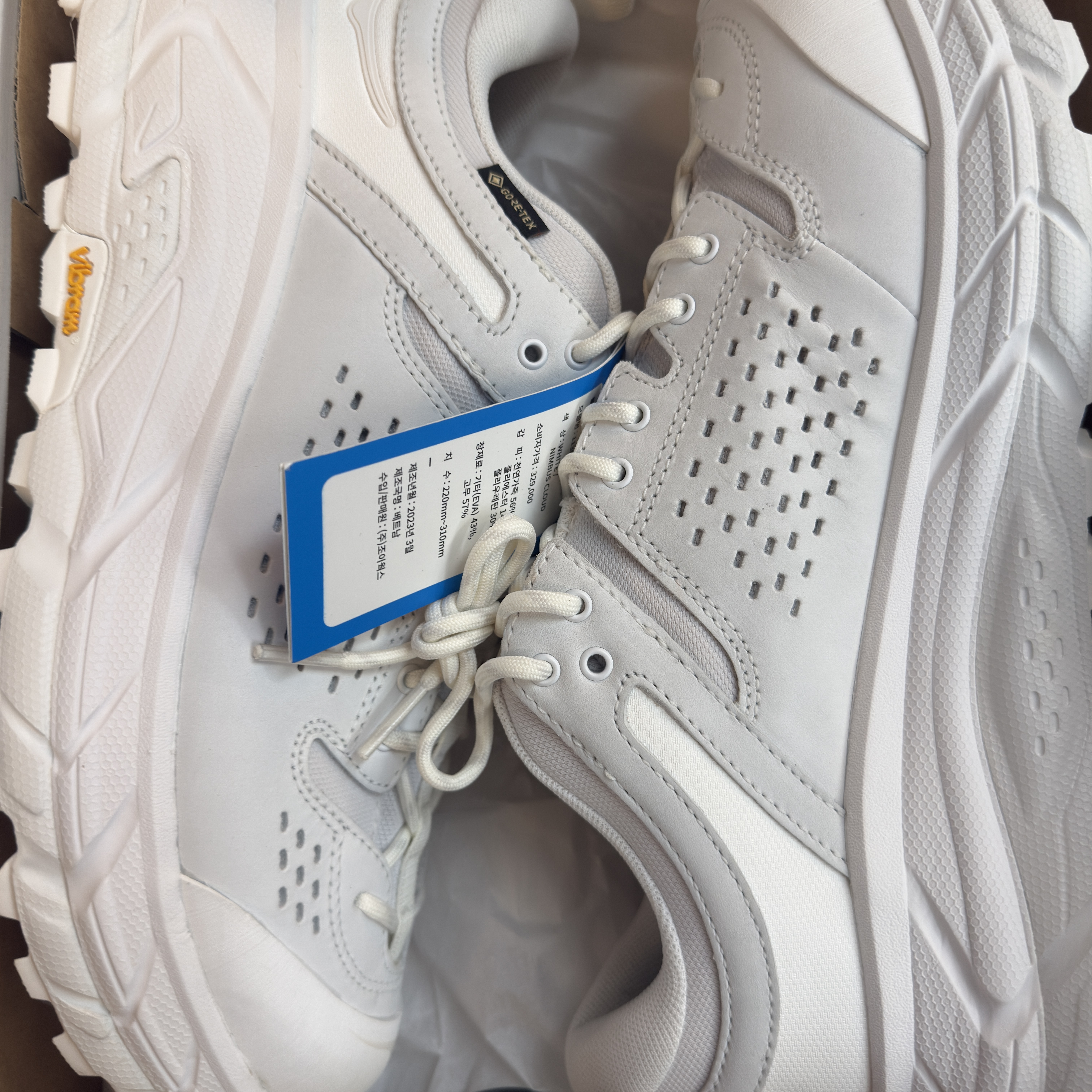 Hoka Tor Ultra Low White 착용 스타일