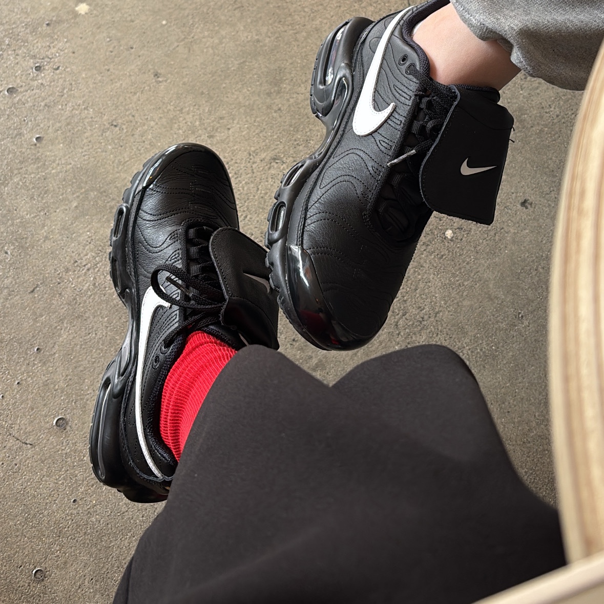 (W) Nike Air Max Plus TNPO Black, Matin Kim Classic Chain Quilting Mini Bag Black 착용 스타일 - 1