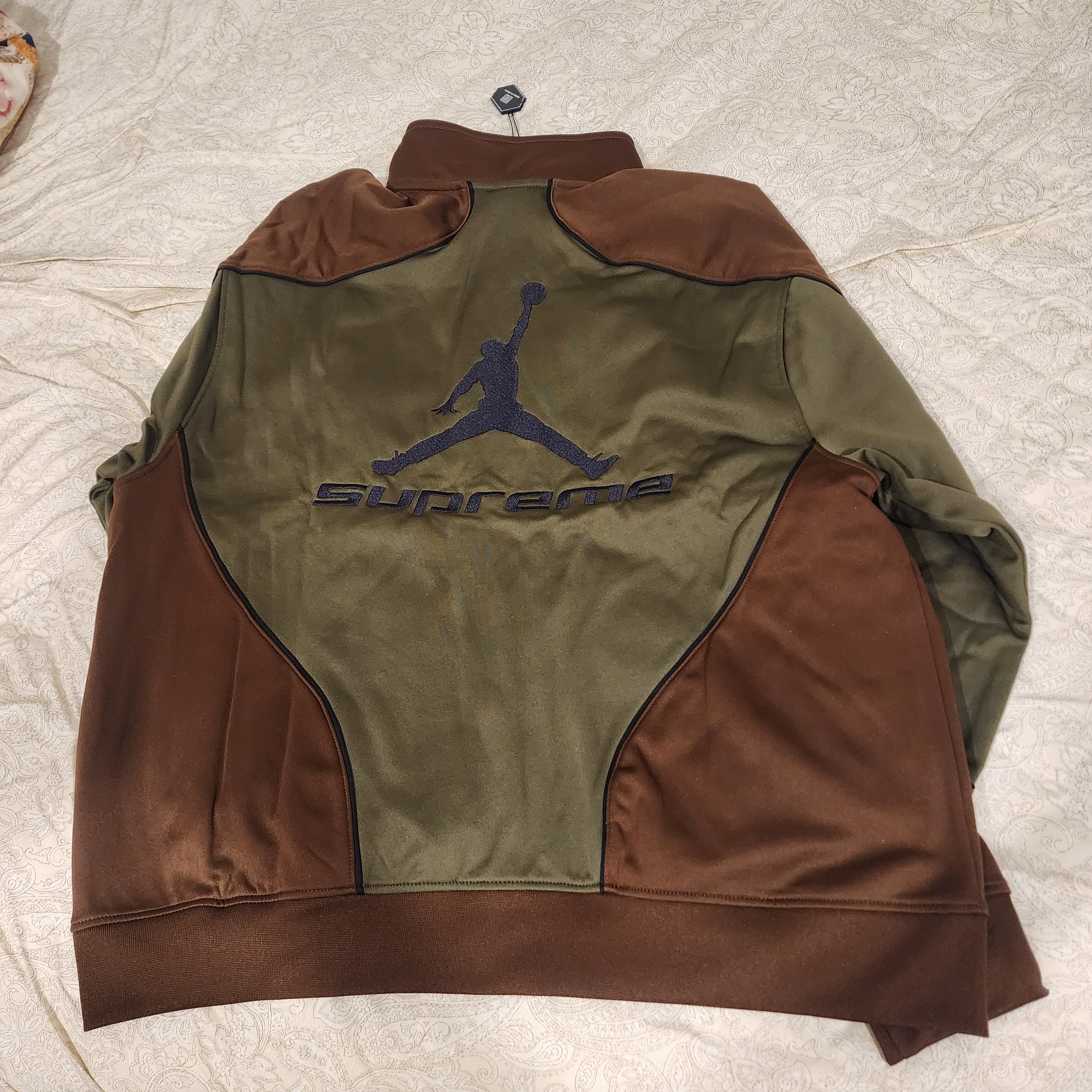 Supreme x Jordan Tricot Track Jacket Olive - 24FW 착용 스타일 - 2
