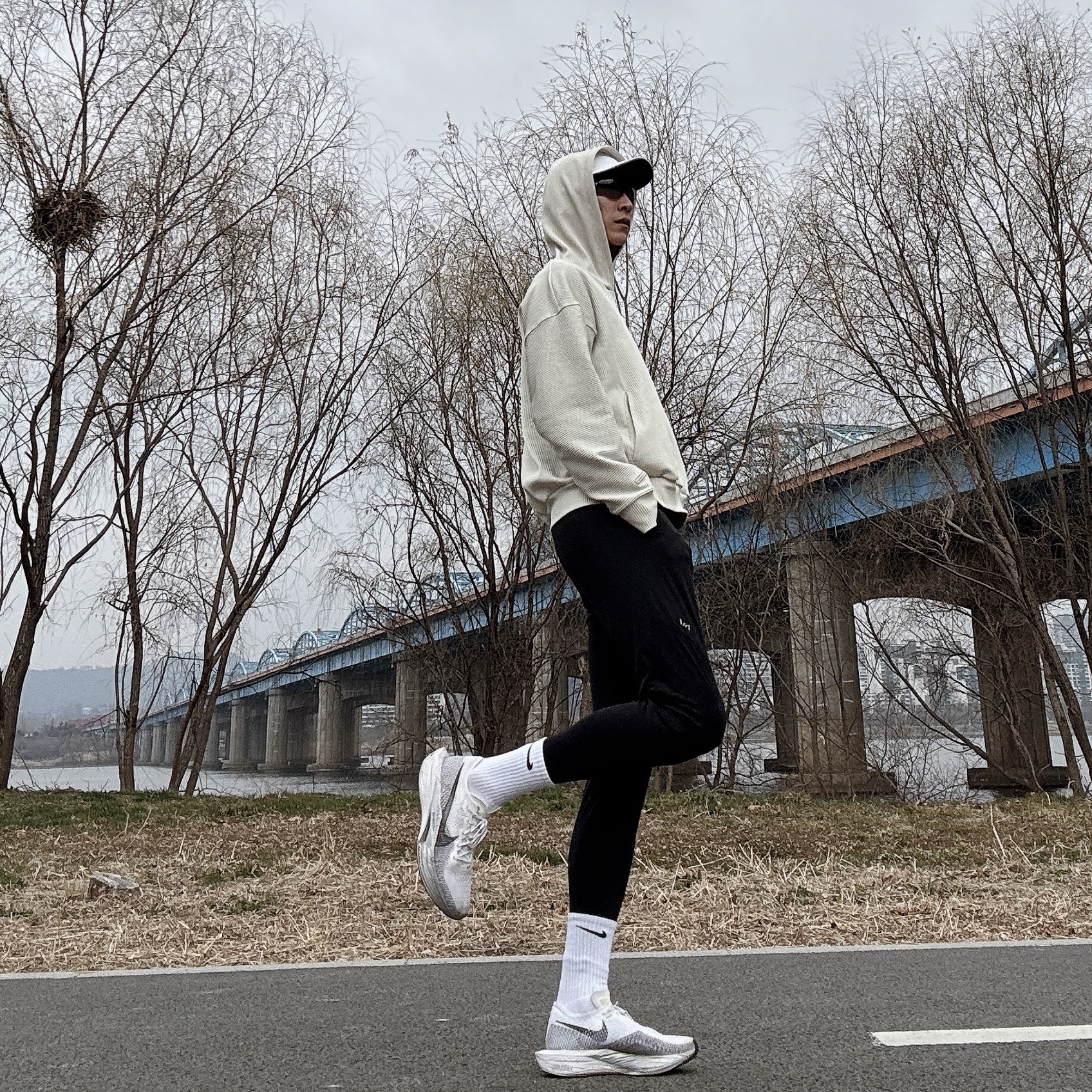 Nike ZoomX Vaporfly Next% 3 White Grey, Oakley RadaLock Path Polished Black Frame Prizm Black Lenses Low Bridge Fit 착용 스타일