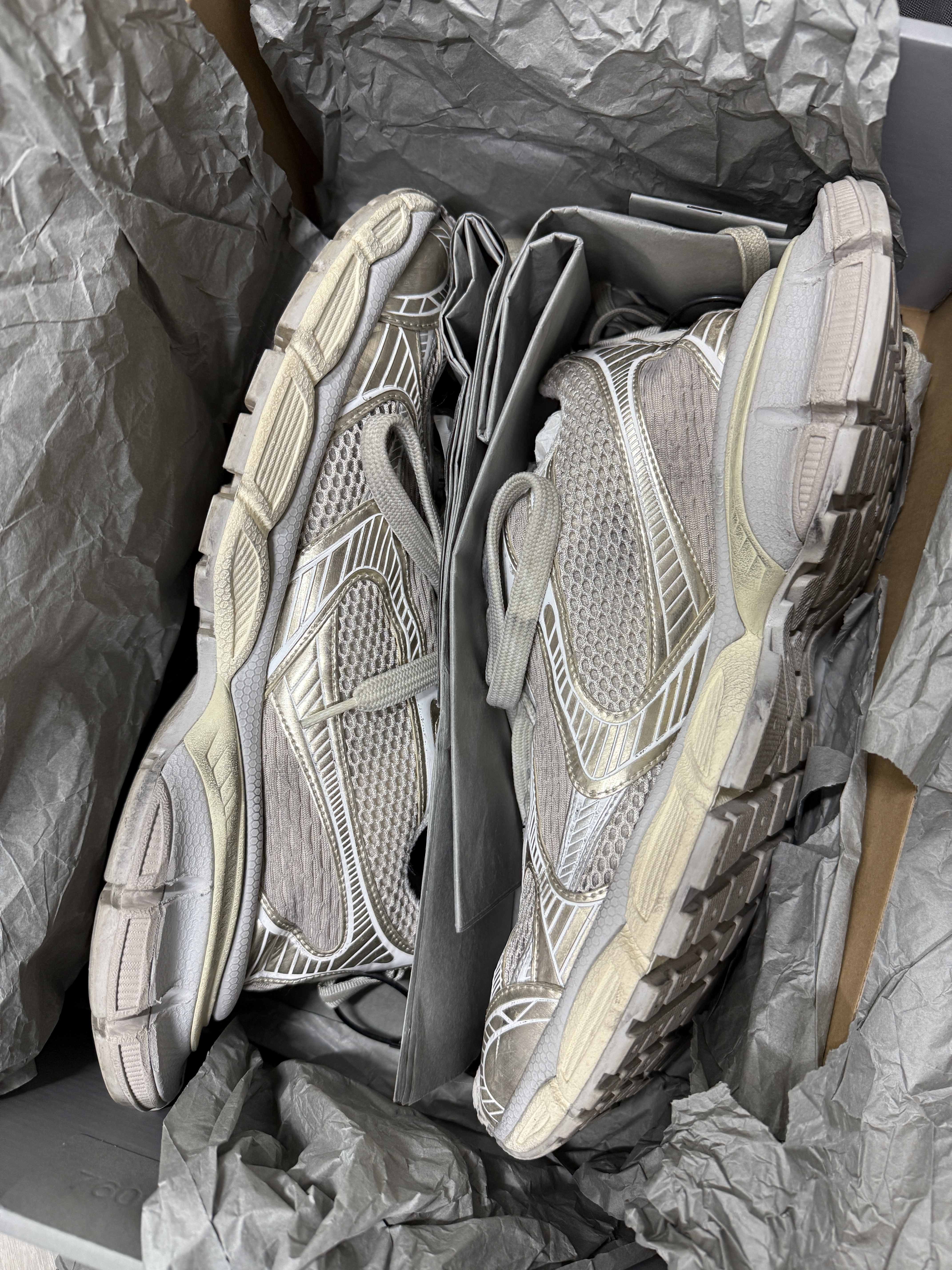 Balenciaga 3XL Sneakers Light Beige 착용 스타일 - 2