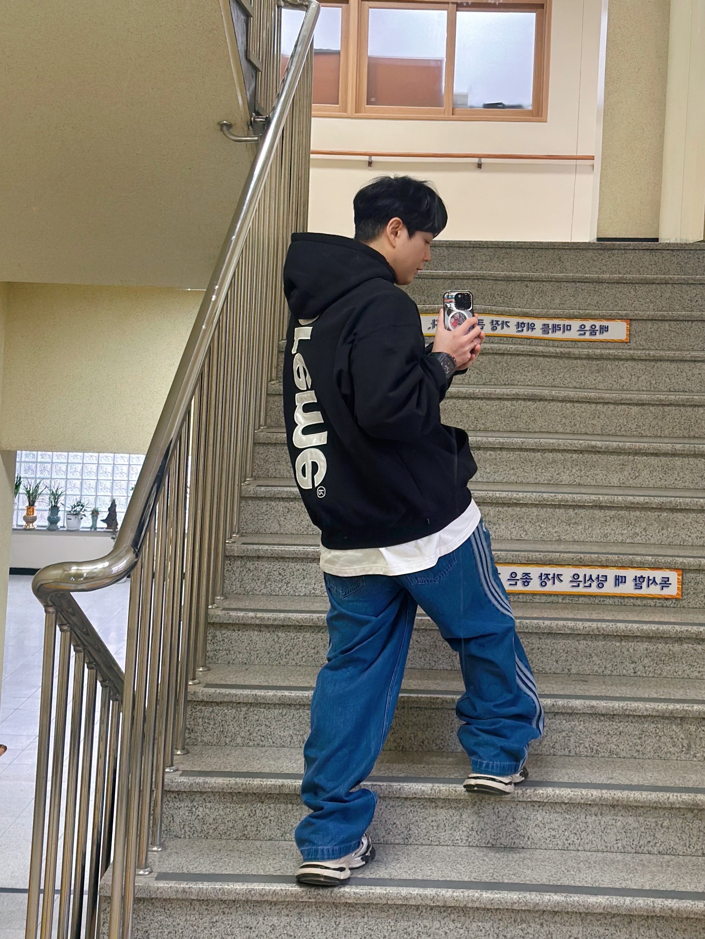 Adidas Adicolor Denim Firebird Pants Medium Blue Denim - KR Sizing, Supreme Satin Applique Hooded Sweatshirt Black - 24FW 착용 스타일 - 2