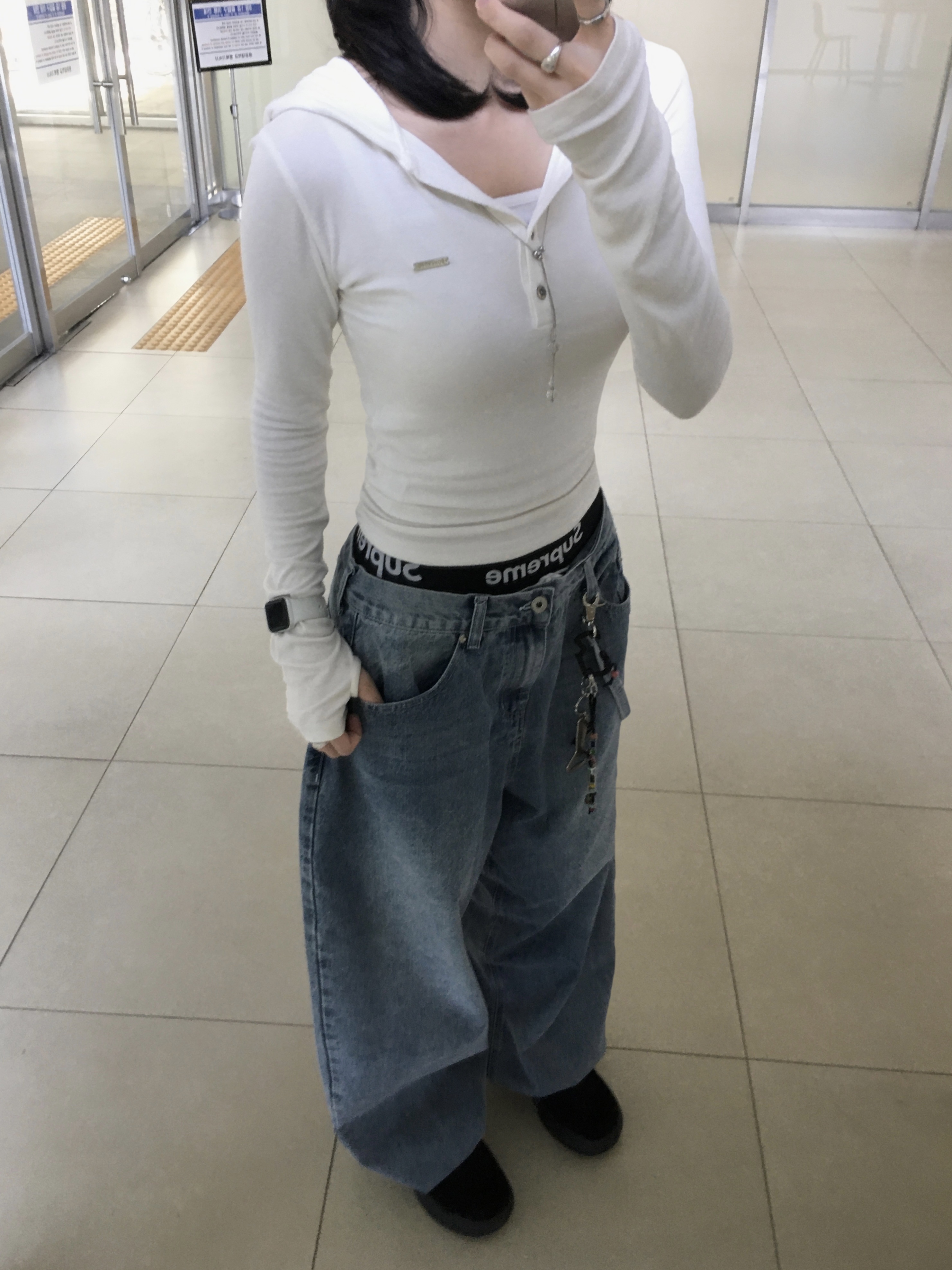 (W) Bohemian Seoul Hood Button Warmer T-Shirt Ivory, Apple Watch SE 2024 40mm Midnight Aluminium Case with Sport Band S/M Midnight (Korean Ver.) 착용 스타일 - 1