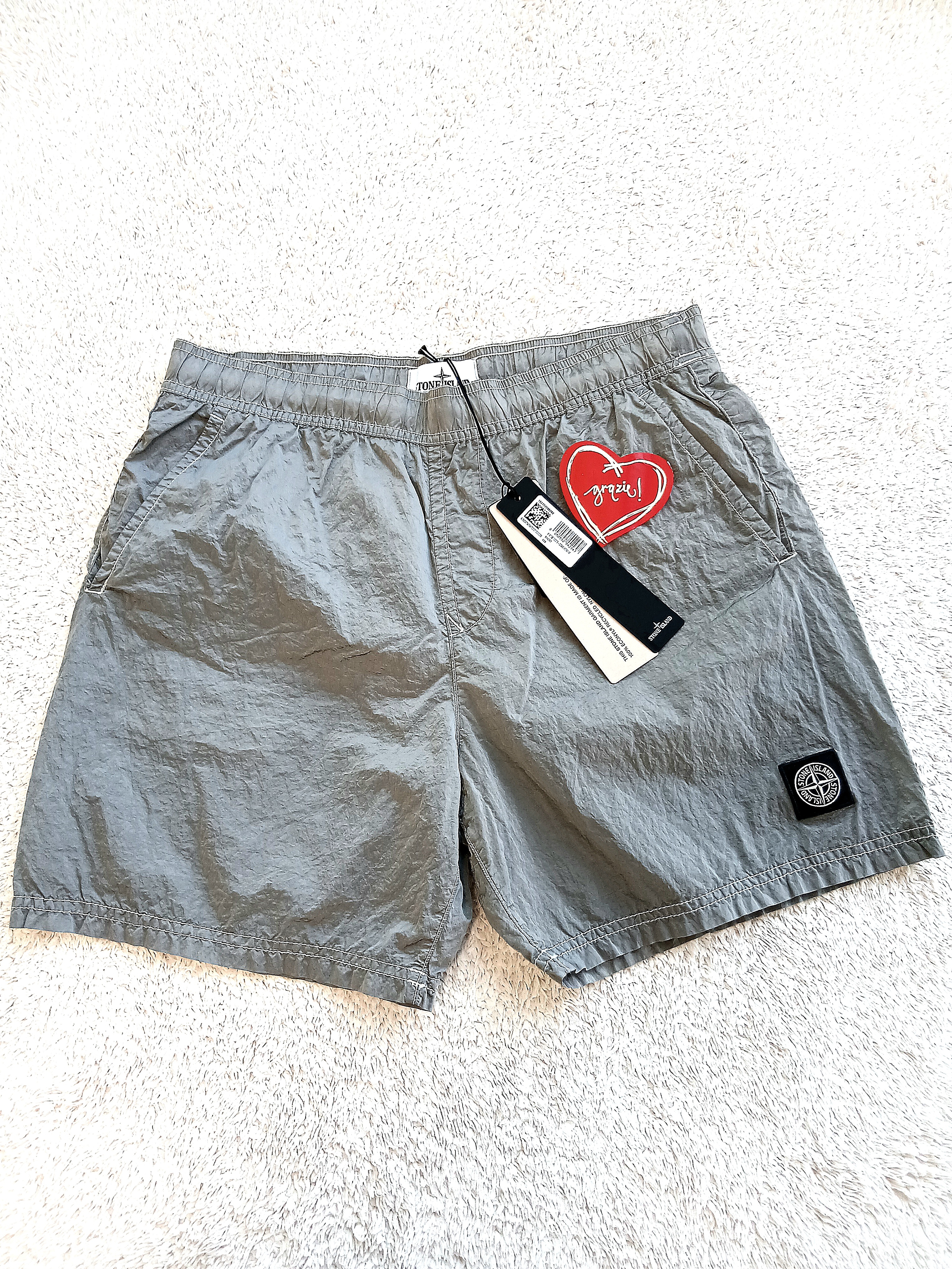 Stone Island B100009 Nylon Metal in Econyl Pocket Details Regular Fit Swim Trunks Pearl Grey - 25SS 착용 스타일 - 1
