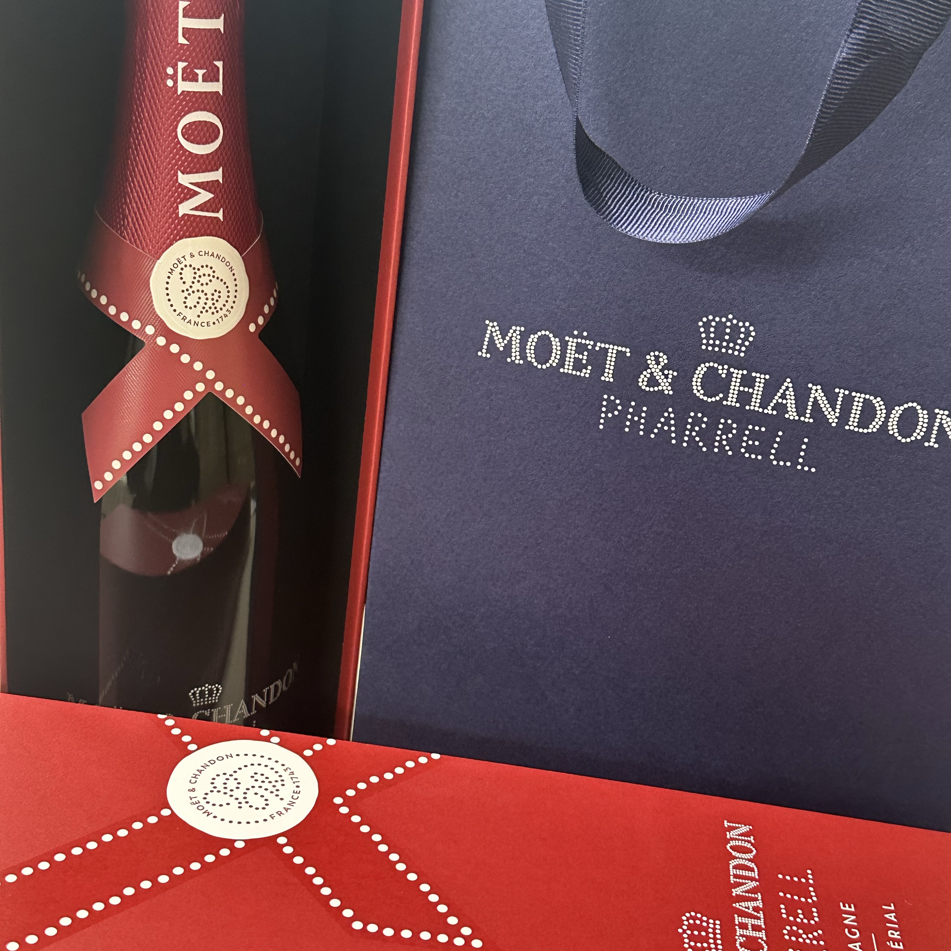 Moet & Chandon Imperial Pharrell Williams Edition 750ml (Blue/Red/Gold) 착용 스타일