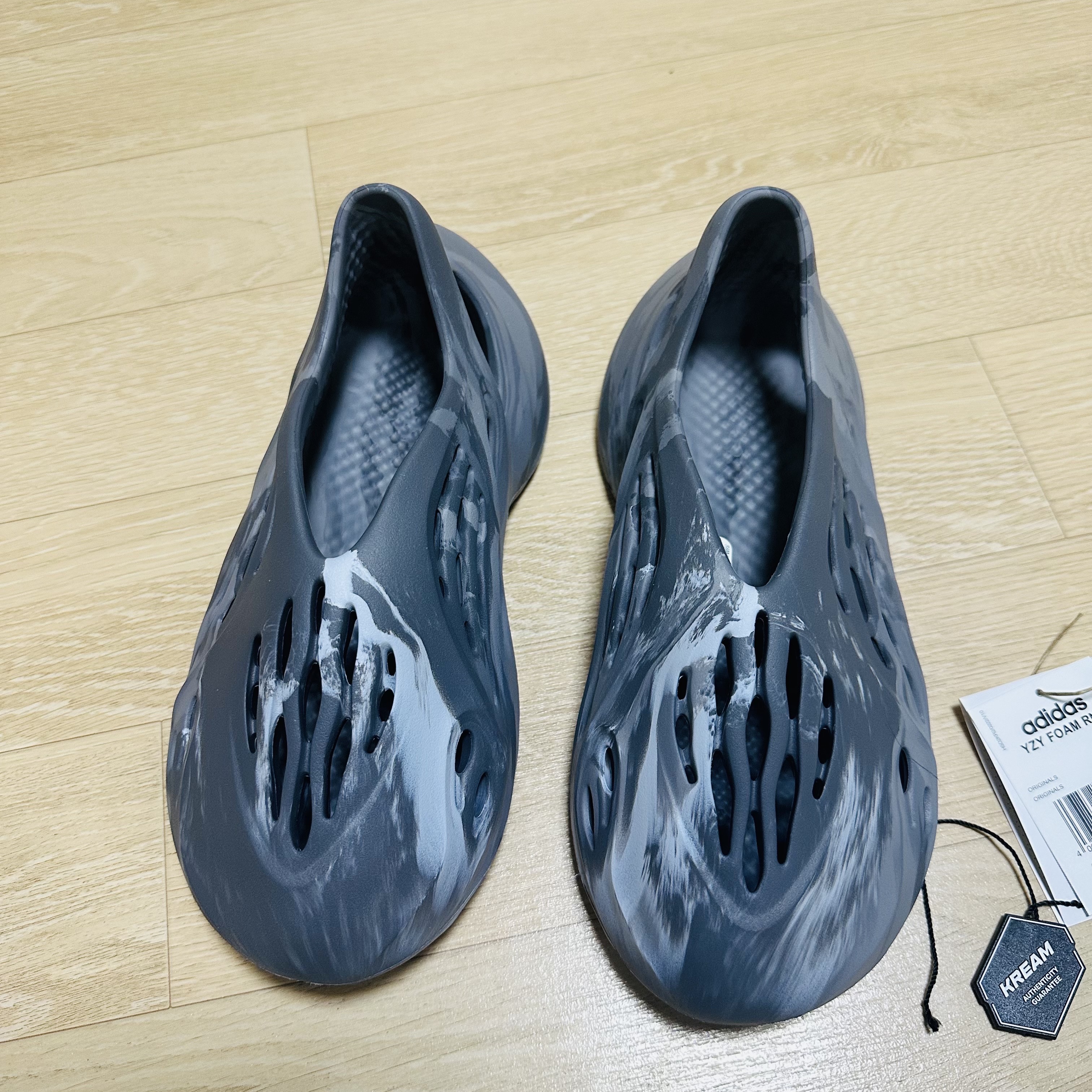 Adidas Yeezy Foam RNNR MX Granite 착용 스타일 - 1