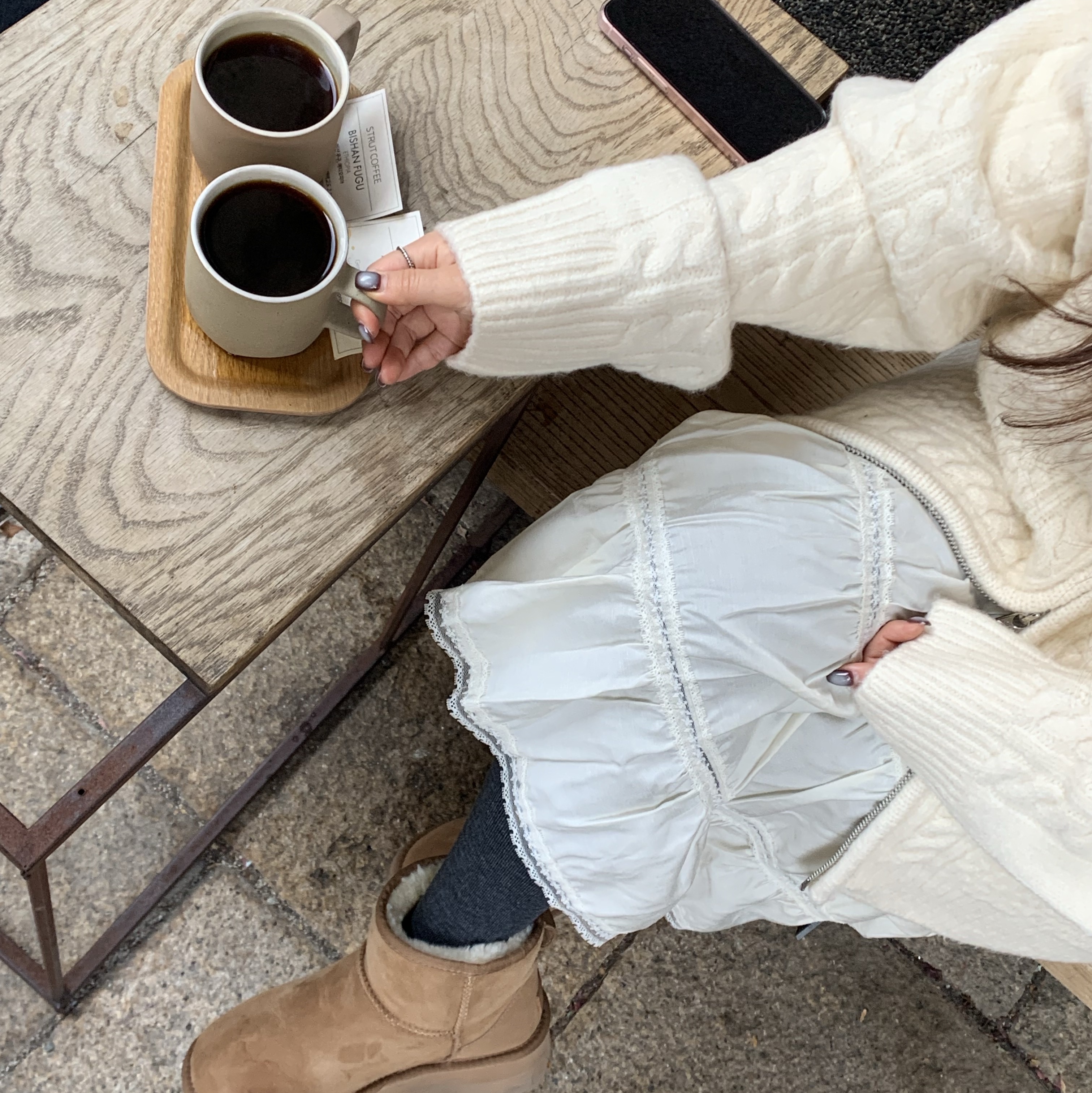 (W) UGG Classic Mini Platform Boots Chestnut 착용 스타일 - 1