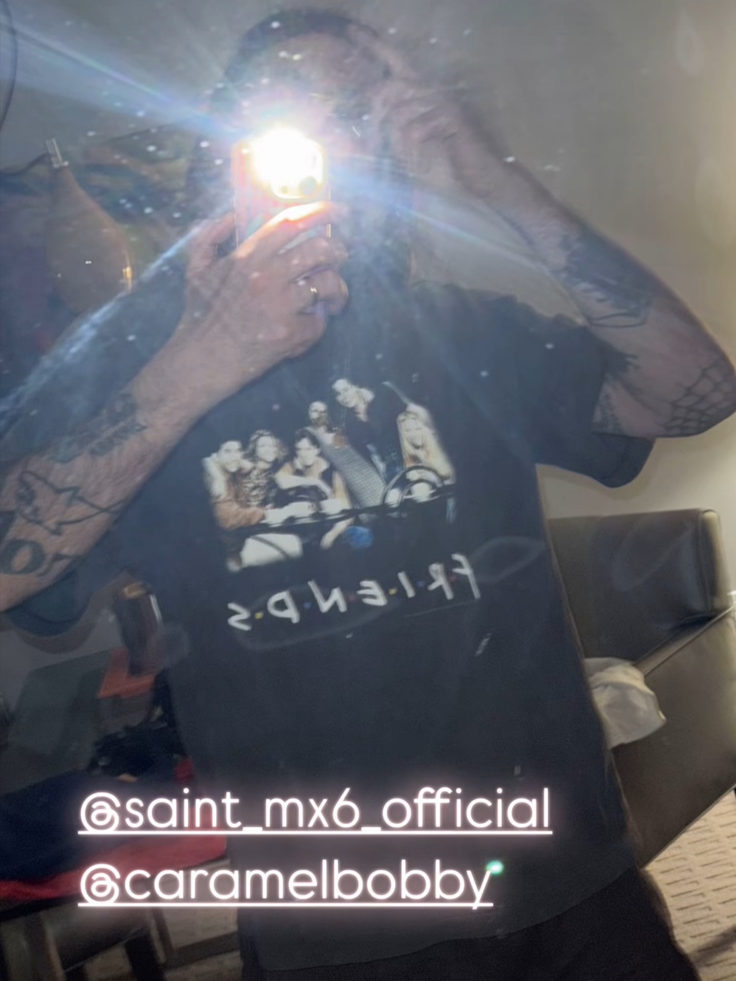Saint Mxxxxxx x Friends T-Shirt Black - 25SS 착용 스타일