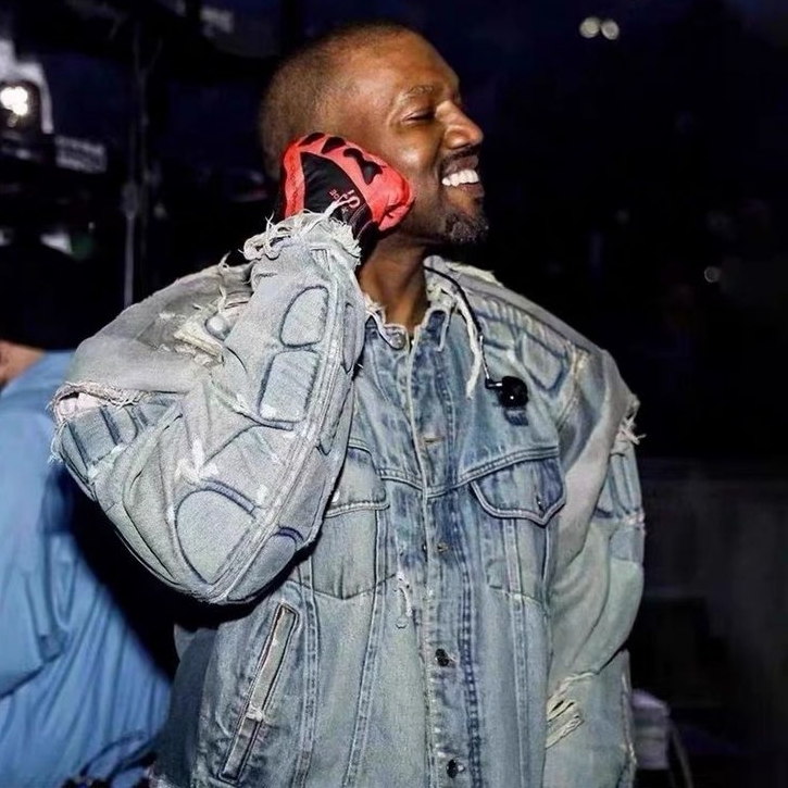 Yeezy Gap Engineered By Balenciaga Padded Denim Jacket Blue 착용 스타일 - 1