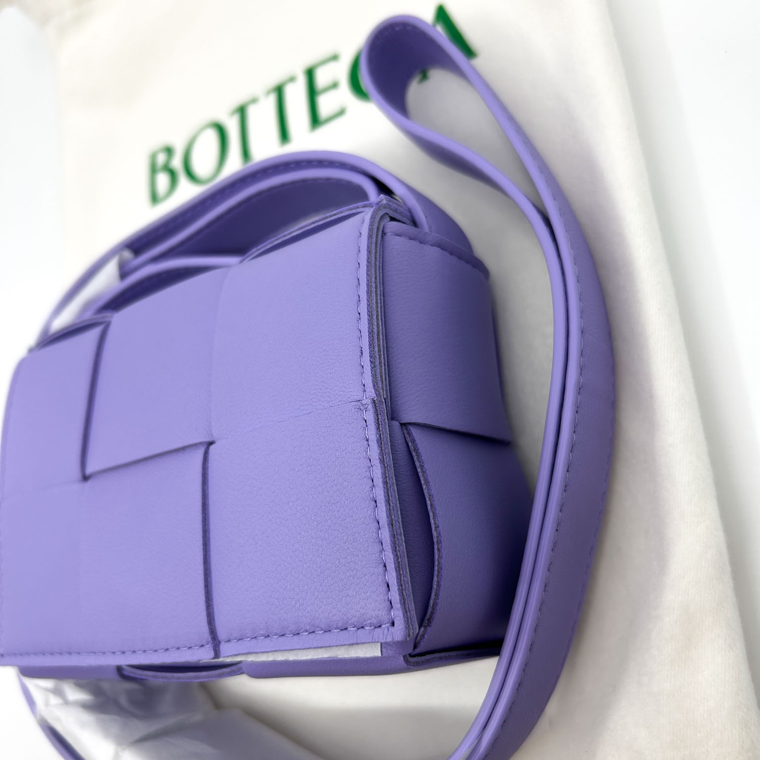 Bottega Veneta Mini Leather Cassette Wisteria 착용 스타일 - 6