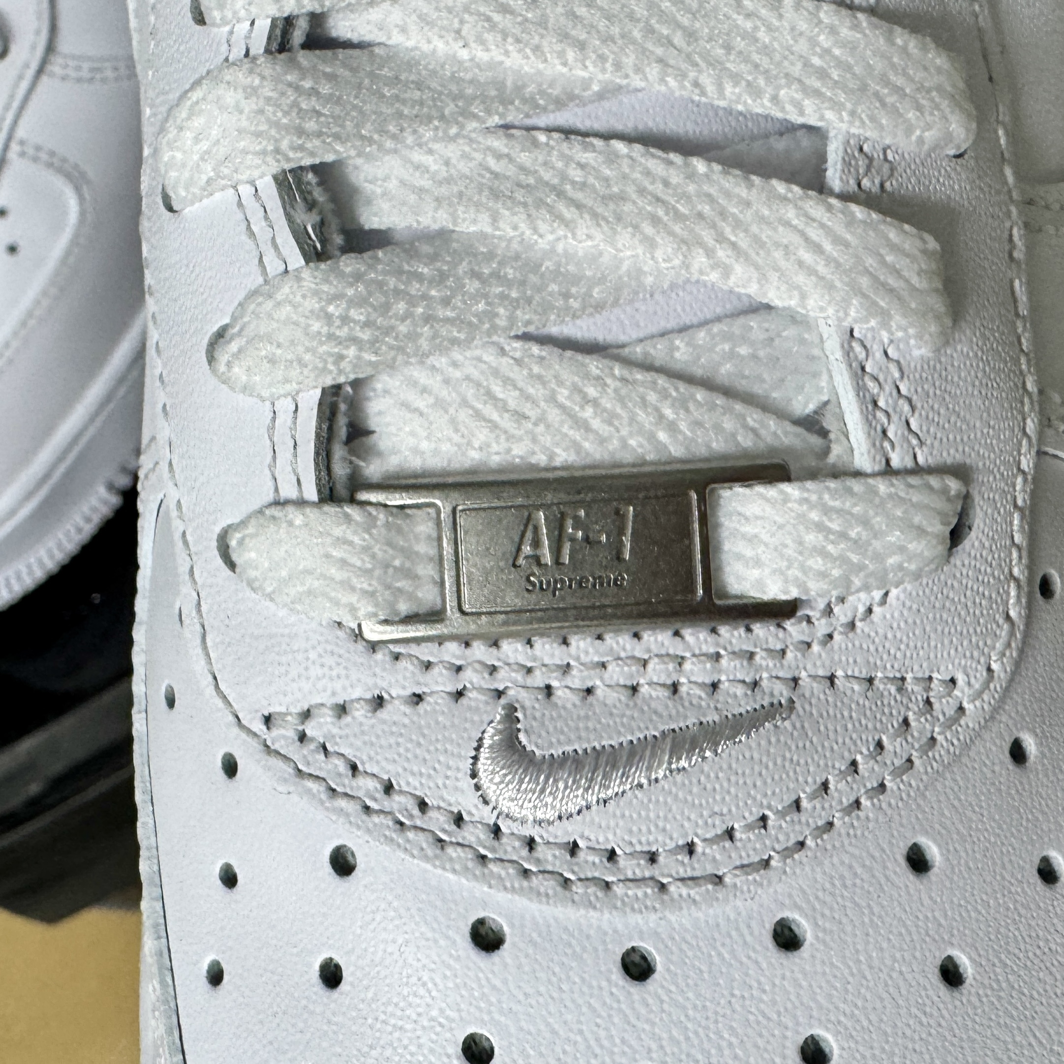 Nike x Supreme Air Force 1 Low White 착용 스타일 - 3