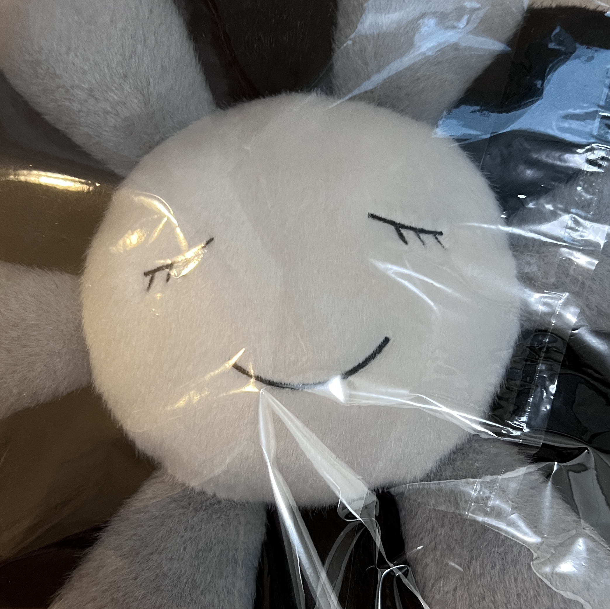 Kaikai Kiki Flower Cushion 30cm Grey Black 착용 스타일