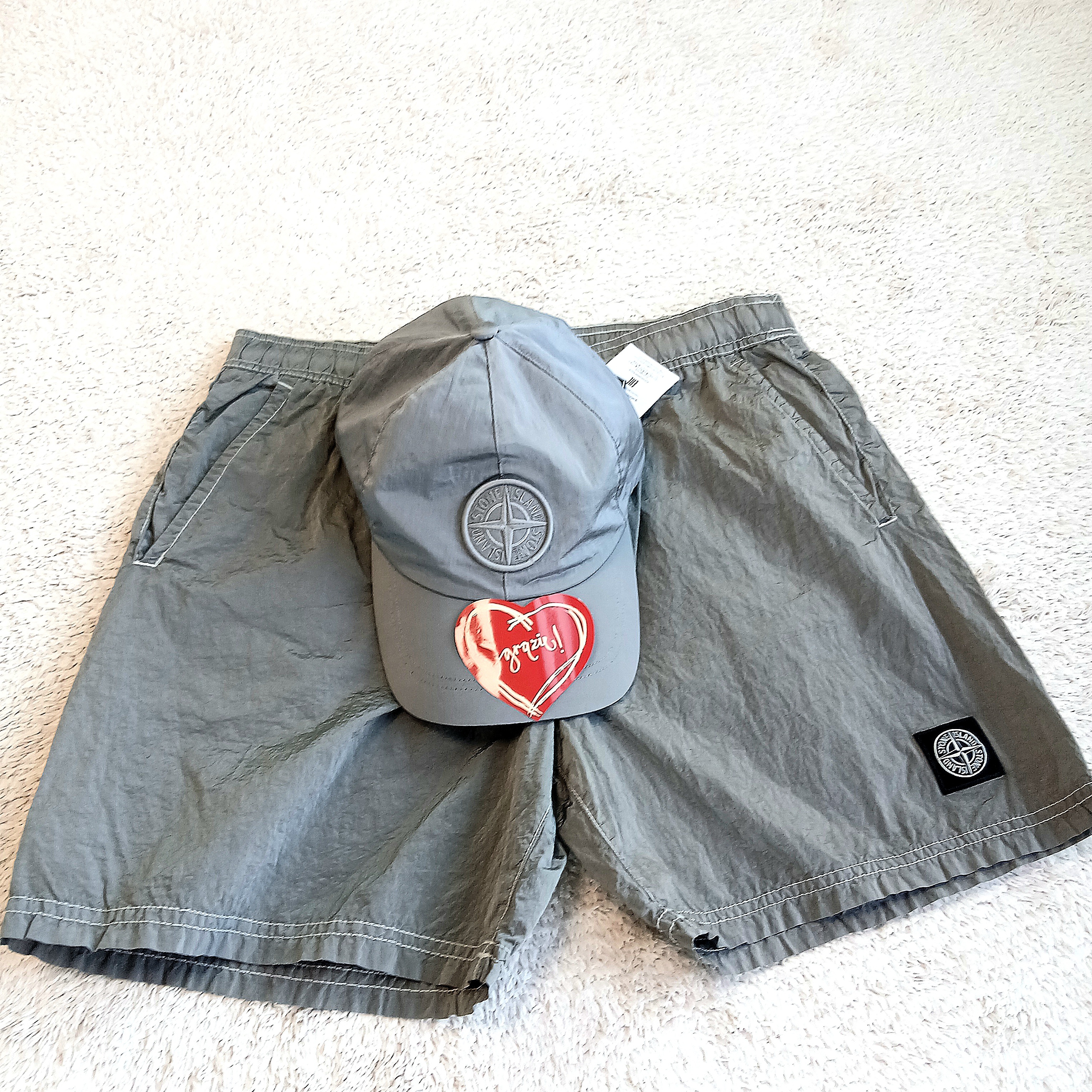 Stone Island 9100995 Nylon Metal in Econyl Baseball Cap Pearl Grey - 25SS, Stone Island B100009 Nylon Metal in Econyl Pocket Details Regular Fit Swim Trunks Pearl Grey - 25SS 착용 스타일 - 1