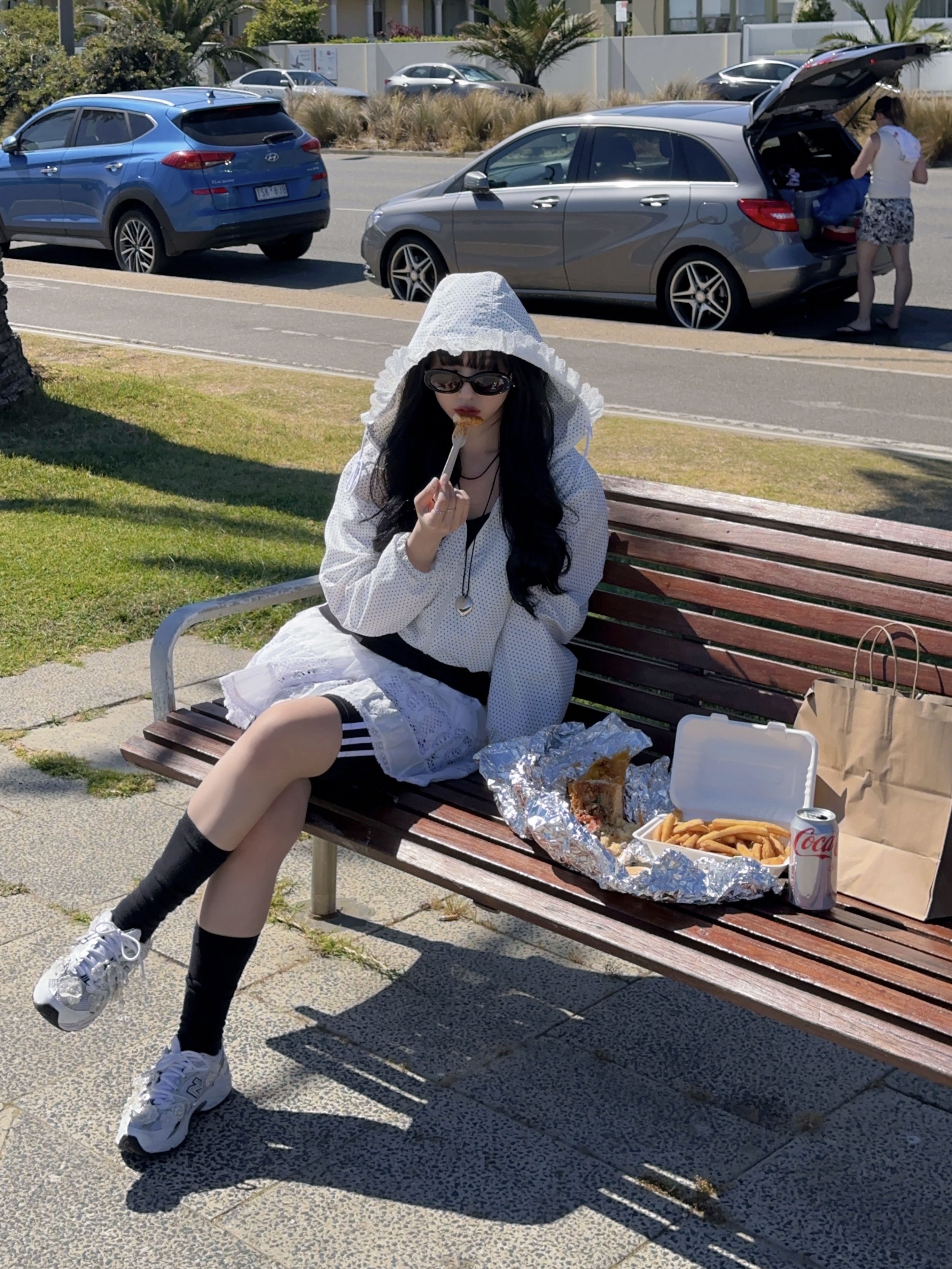 (W) Celine Triomphe 01 Sunglasses in Acetate Black, New Balance 530 White 착용 스타일 - 3