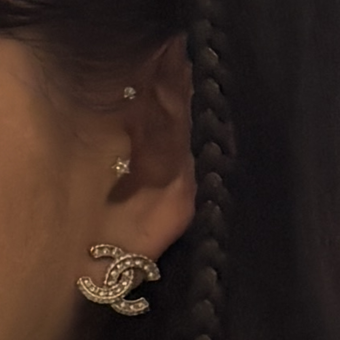 (W) Chanel Earrings Metal Diamantes & Gold Crystal 착용 스타일