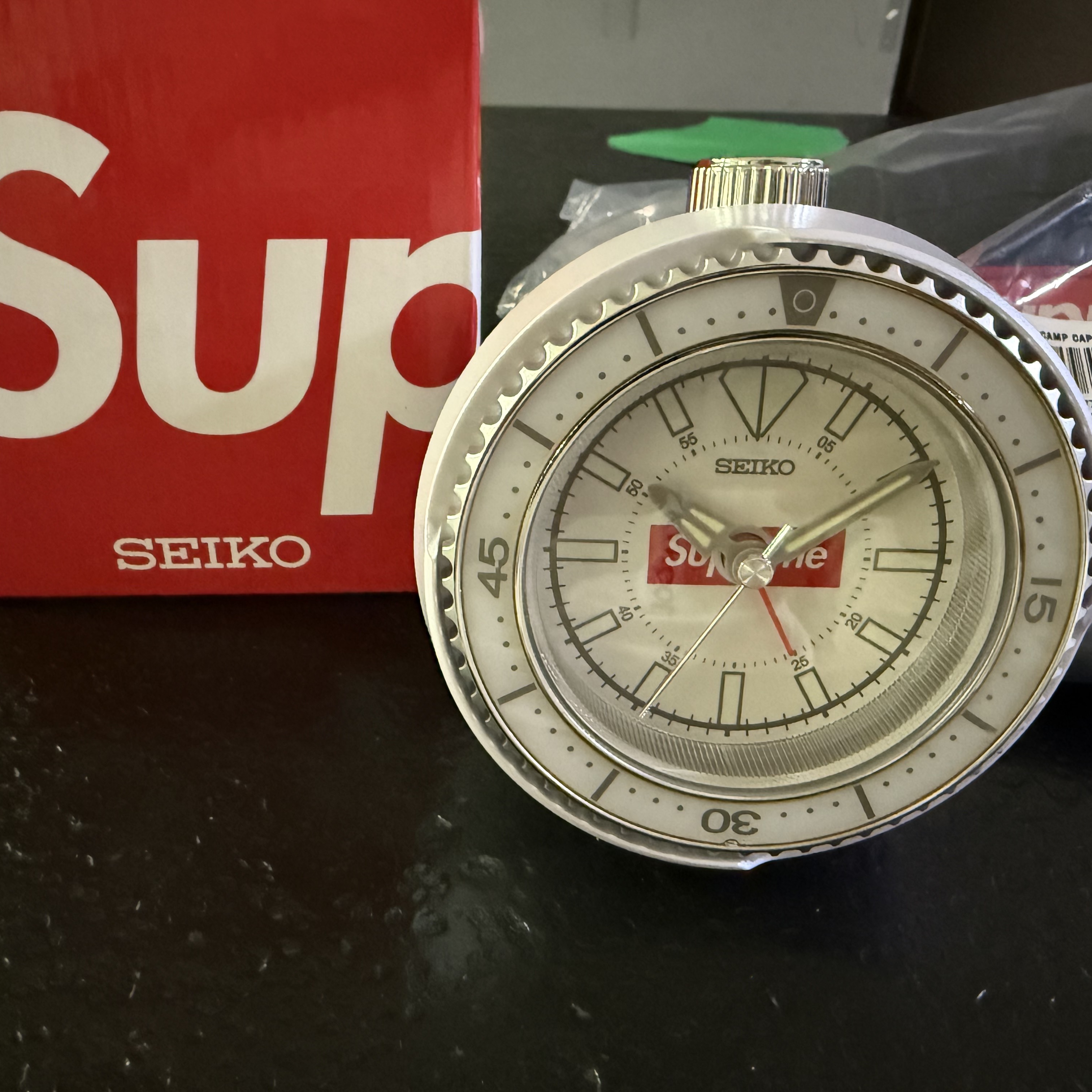 Supreme x Seiko Mai Alarm Clock White - 25SS, Supreme Gore-Tex Camp Cap Navy - 25SS 착용 스타일 - 1