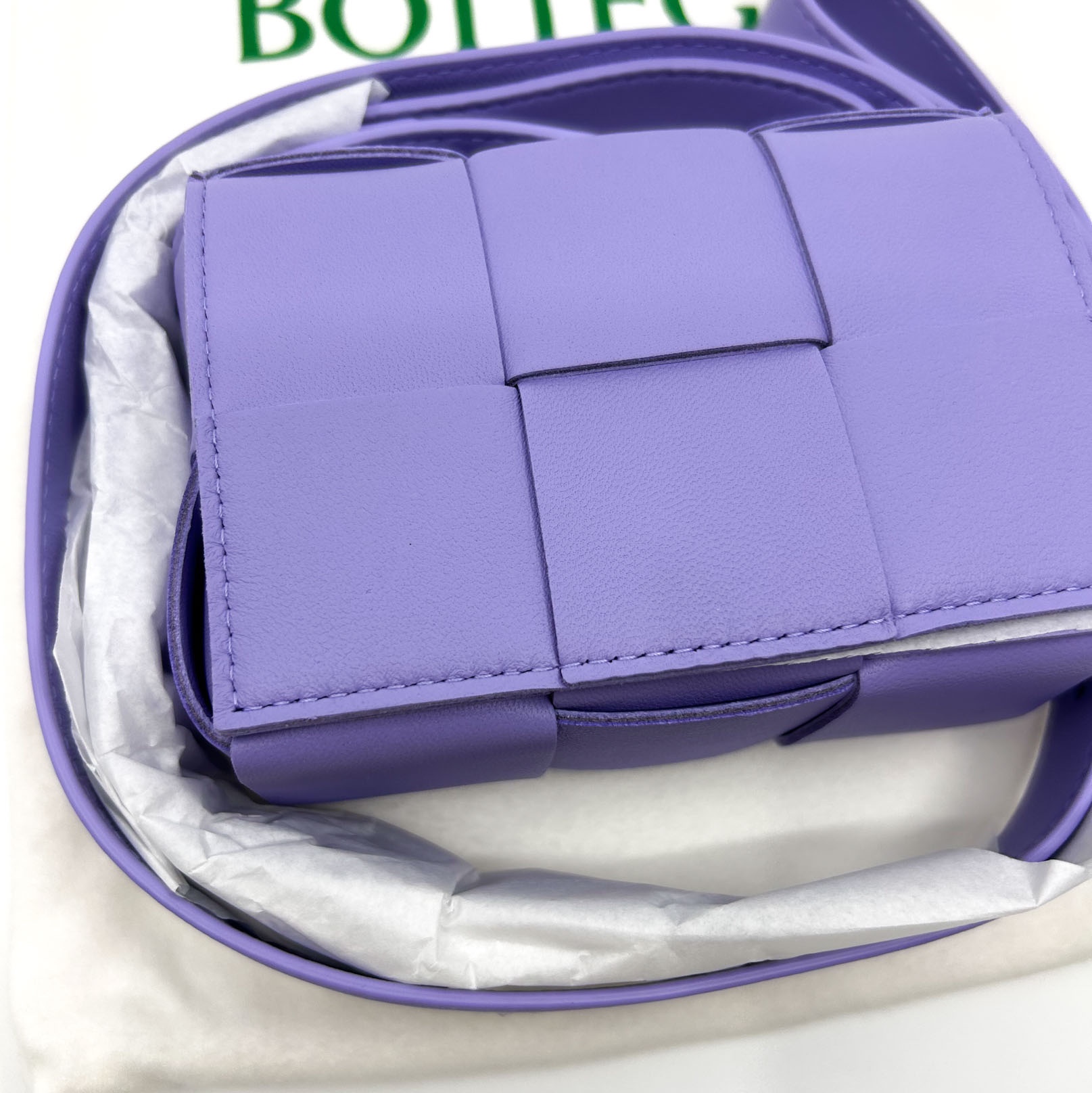 Bottega Veneta Mini Leather Cassette Wisteria 착용 스타일 - 3