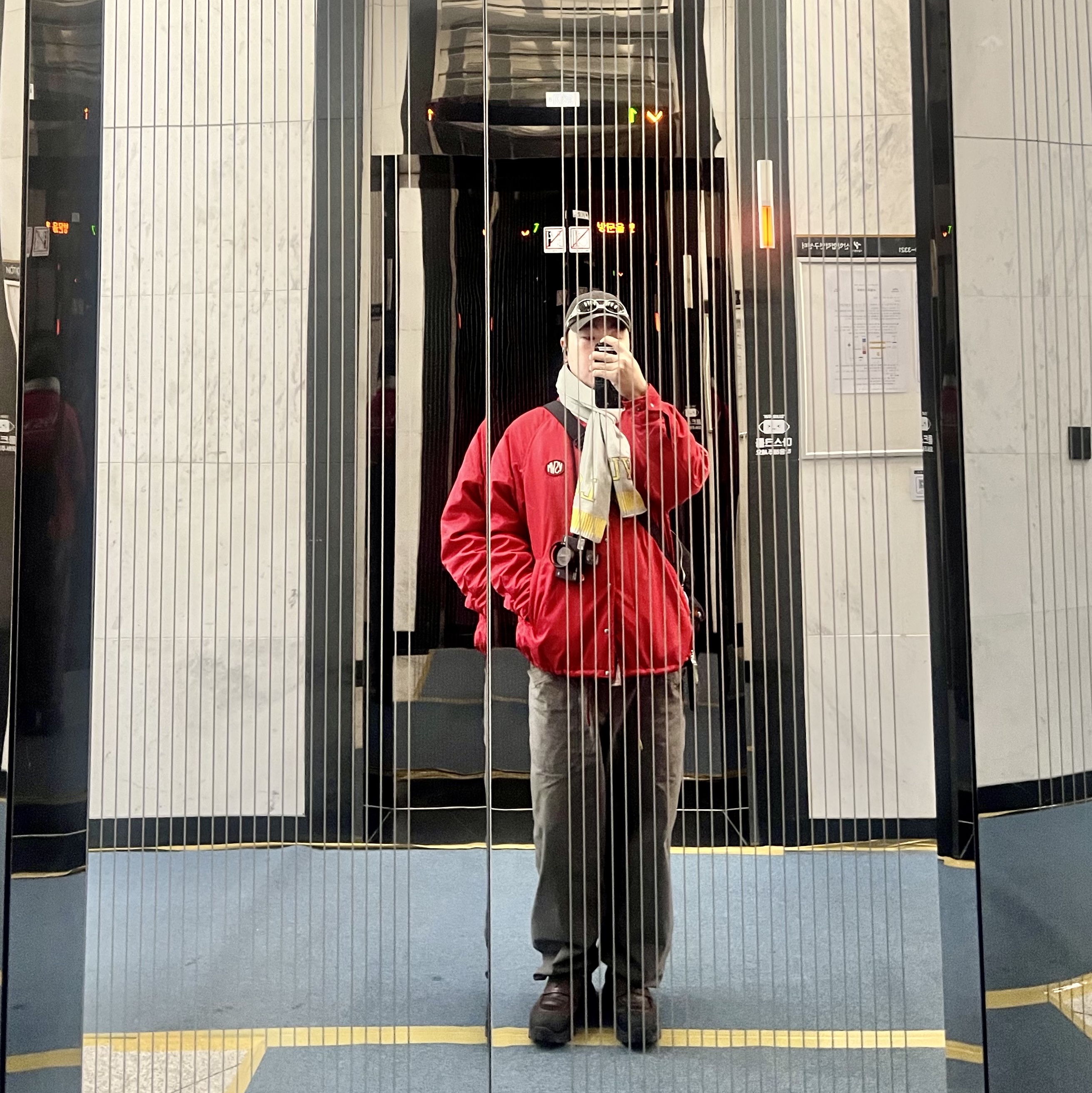 Visvim Coach Jacket Red - 24SS, Roa Hiking Loafer Brown 착용 스타일 - 1