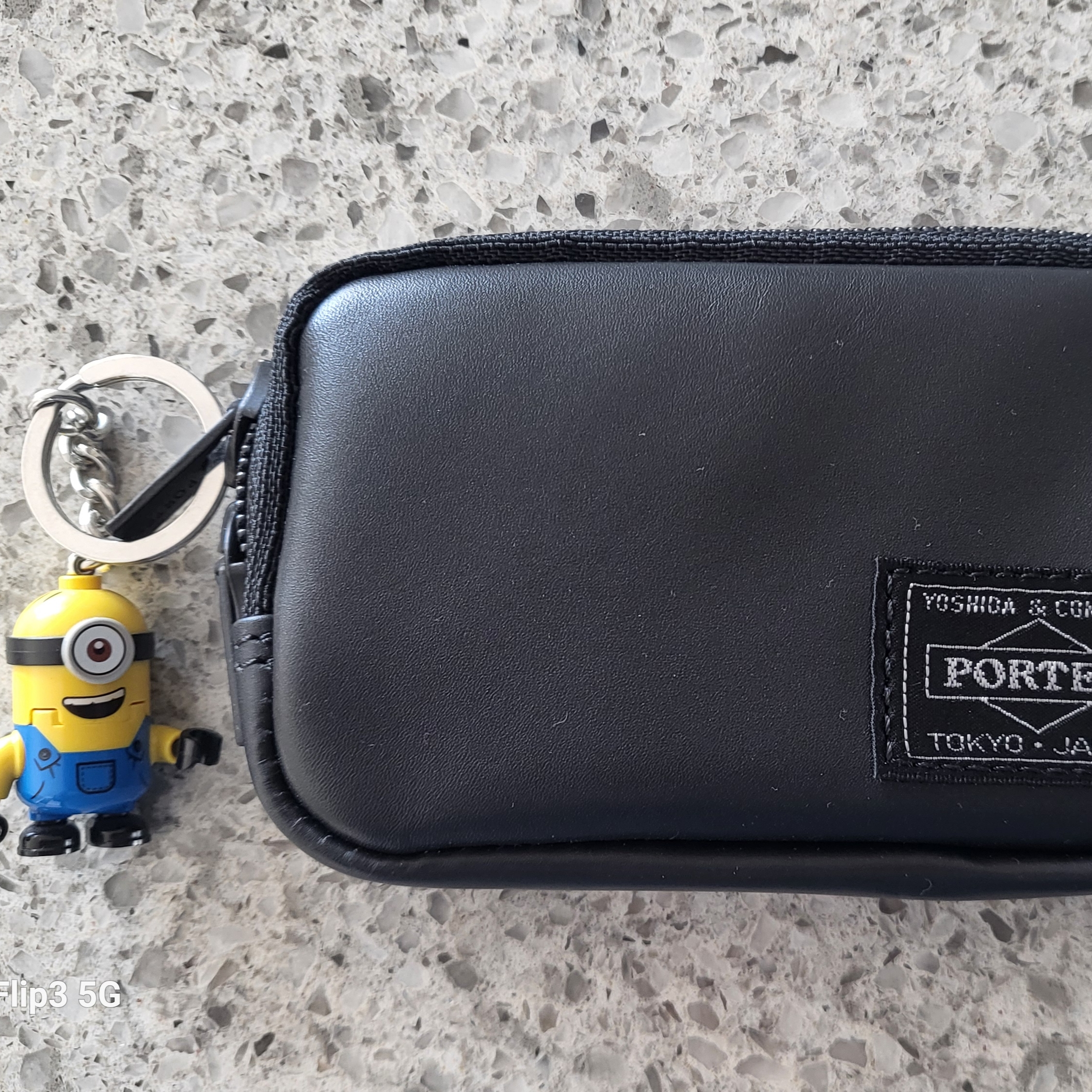 Porter Aloof Coin Case Black 착용 스타일