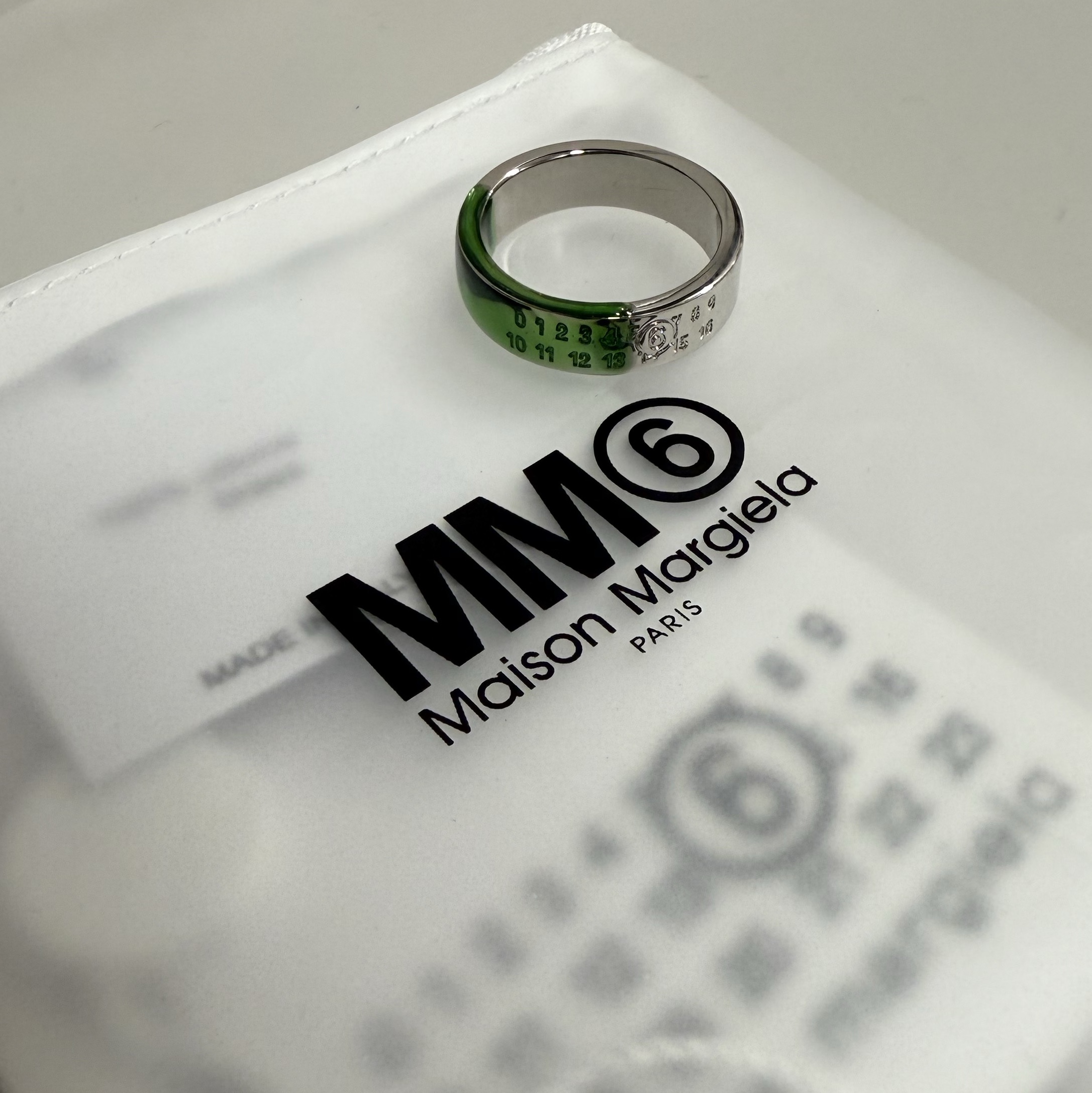 MM6 메종 마르지엘라 인그레이브드 로고 링 실버 그린 착용 스타일 - 1