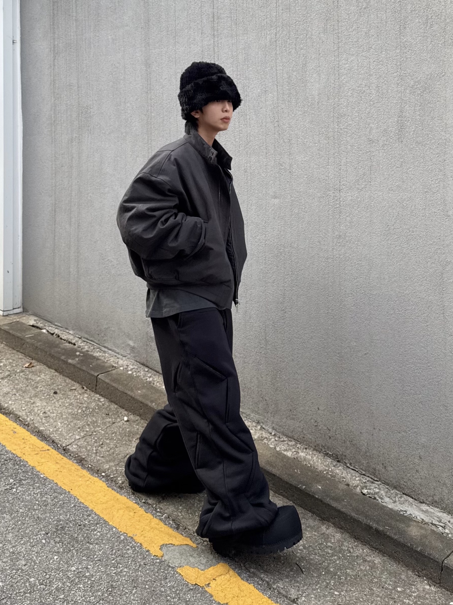 써저리 레더 패치 퍼 비니 블랙, 발렌시아가 스키웨어 알래스카 나일론 로우 부츠 블랙 착용 스타일 - 1