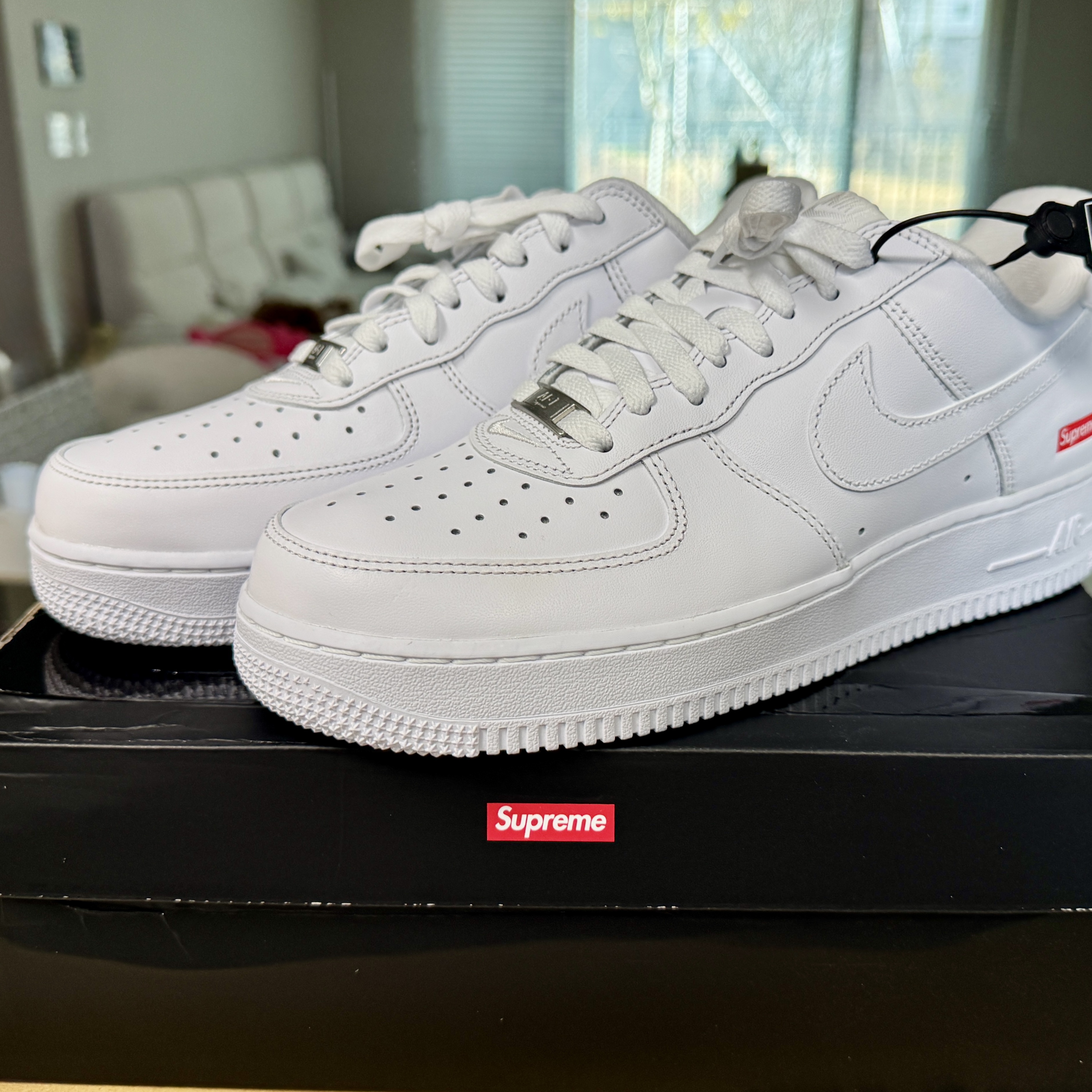 Nike x Supreme Air Force 1 Low White 착용 스타일 - 1
