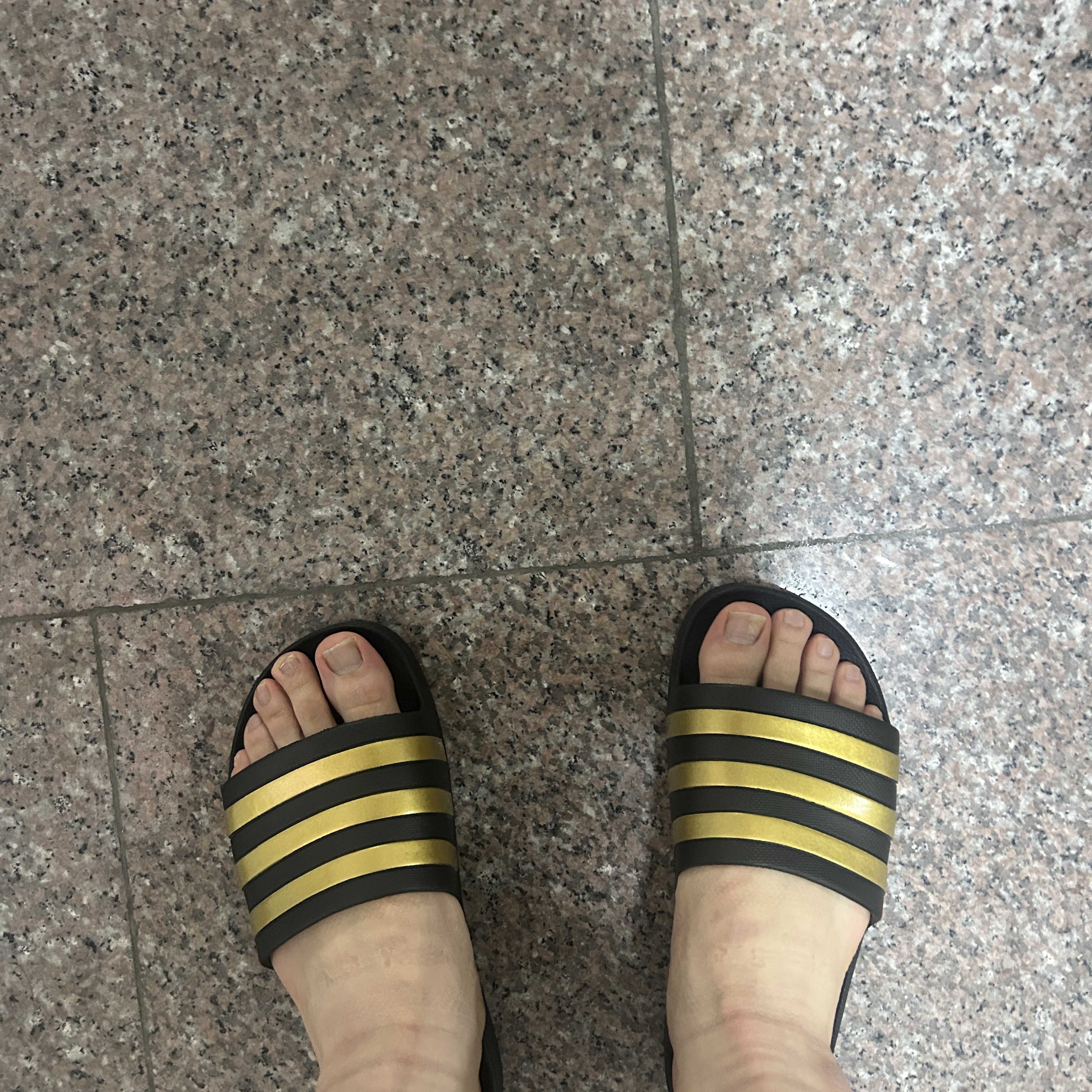 Adidas Adilette Aqua Slide Black Gold Metallic 착용 스타일 - 2