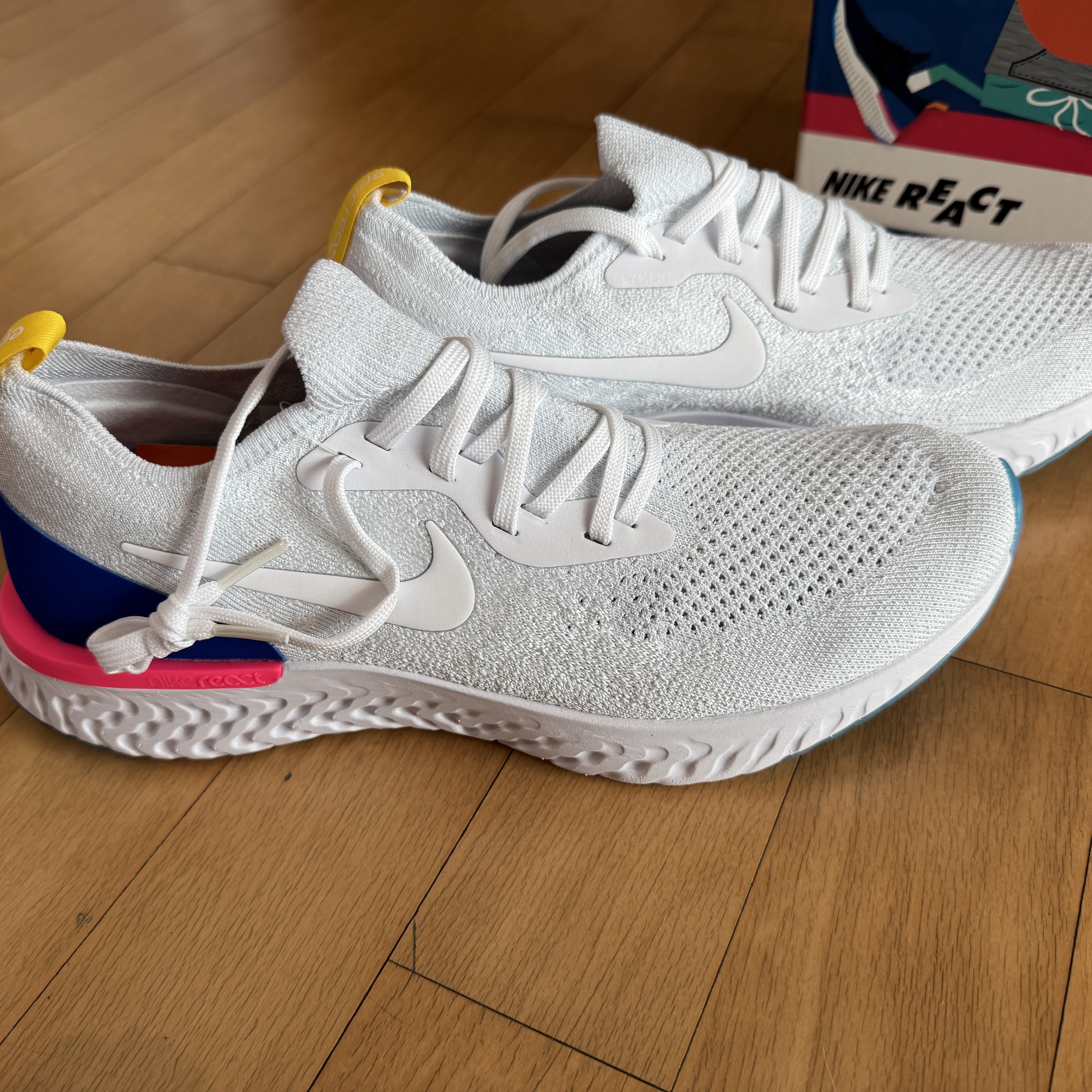 Nike Epic React Flyknit White Racer Blue Pink Blast 착용 스타일 - 2