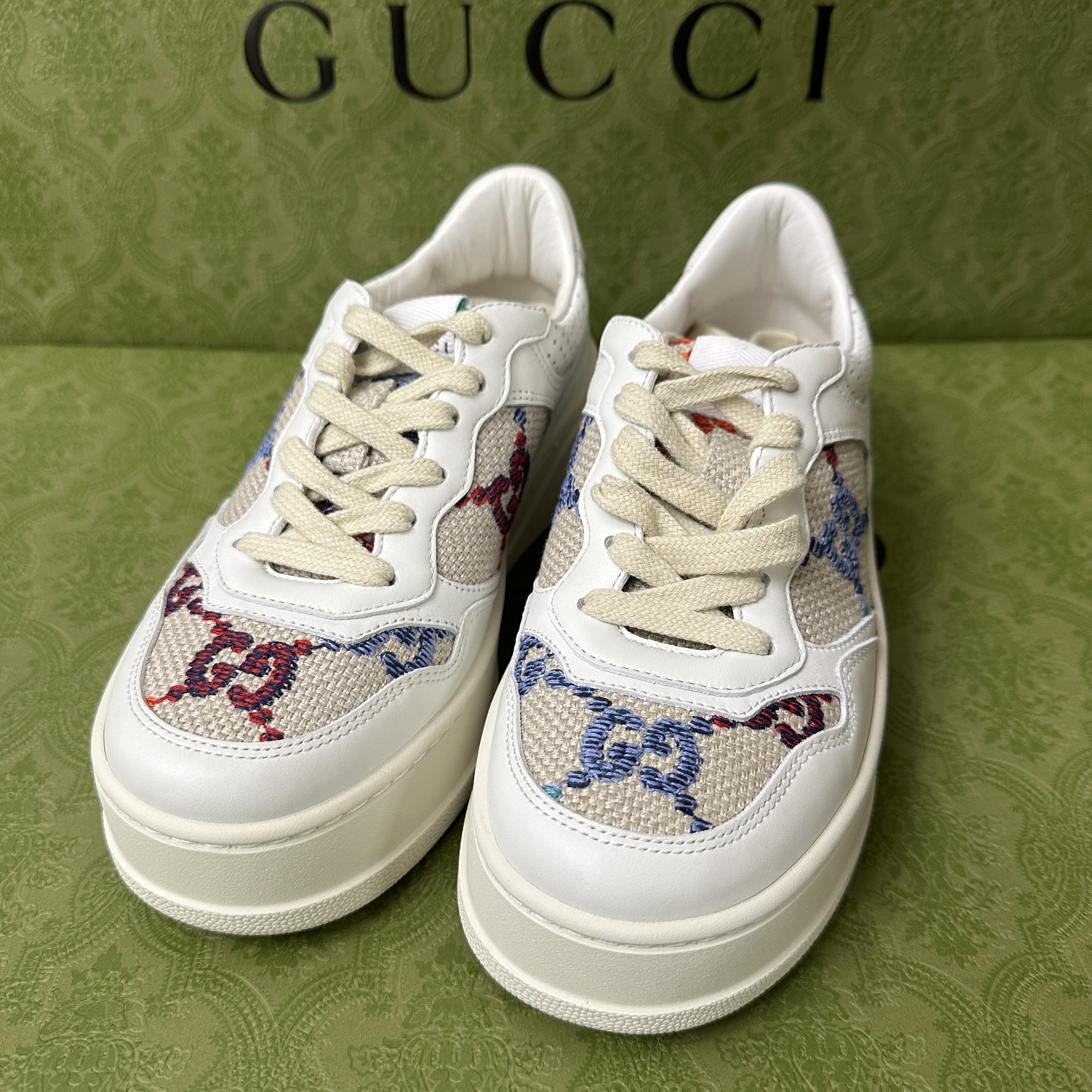 (W) Gucci GG Sneakers White 착용 스타일 - 1
