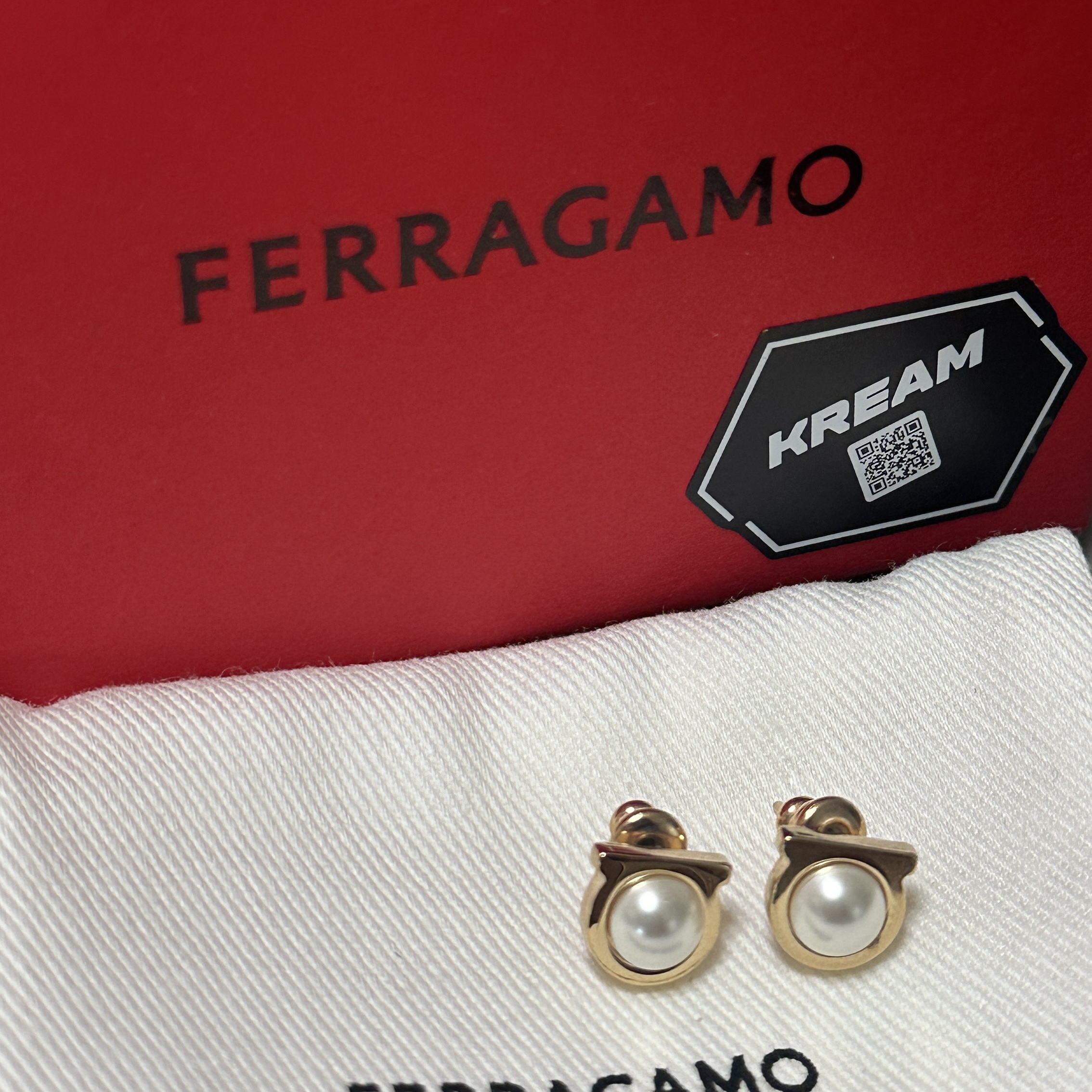 (W) Ferragamo Pearl Earrings Glass Brass & Gold 착용 스타일