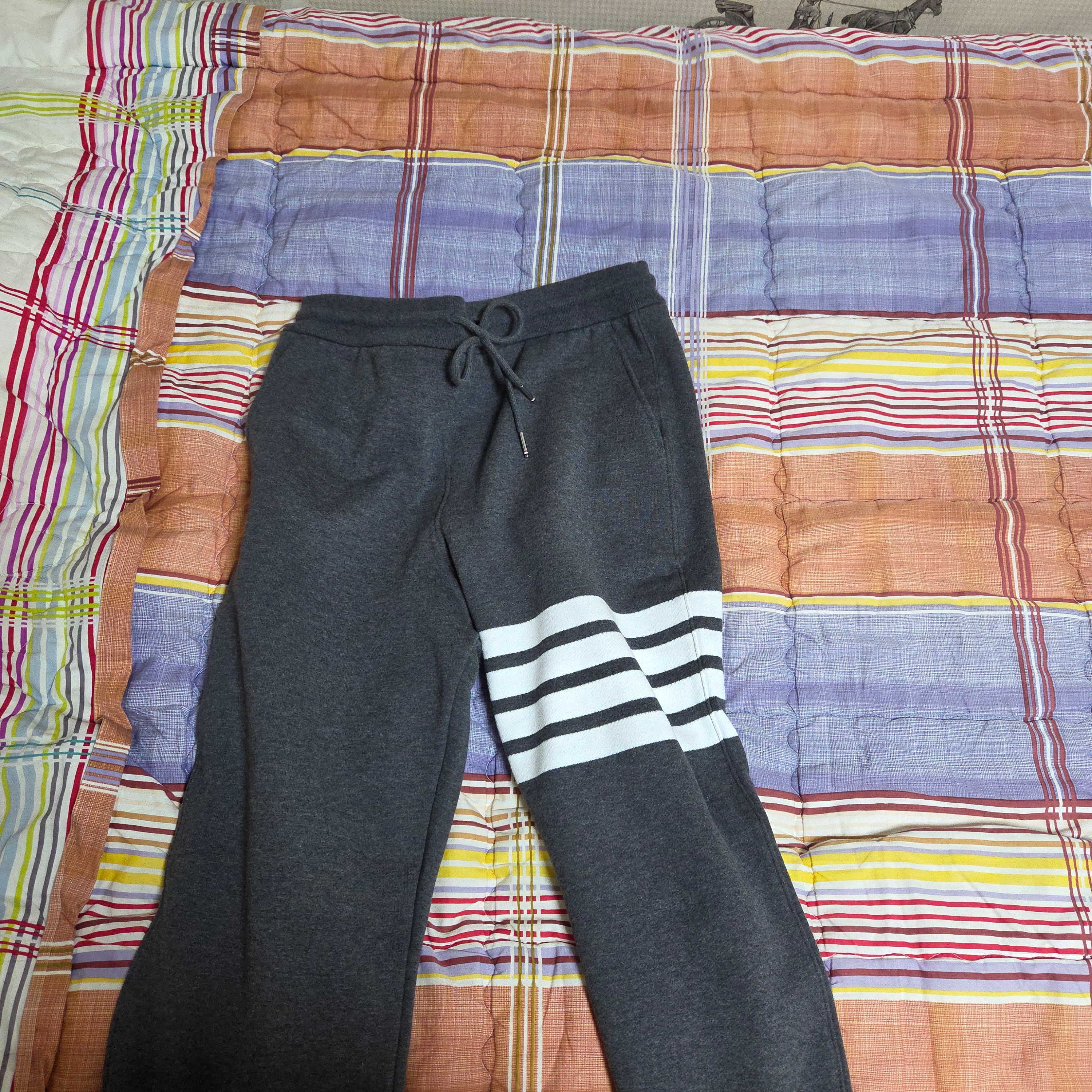 Thom Browne Classic Loopback 4-Bar Sweatpants Dark Grey 착용 스타일