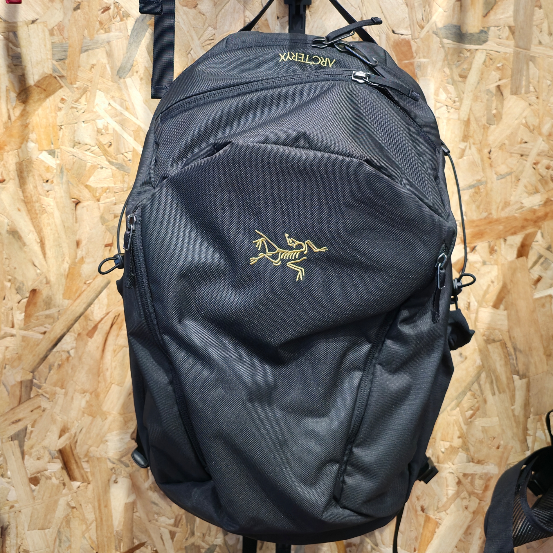 Arc'teryx Mantis 26 Backpack Black 착용 스타일
