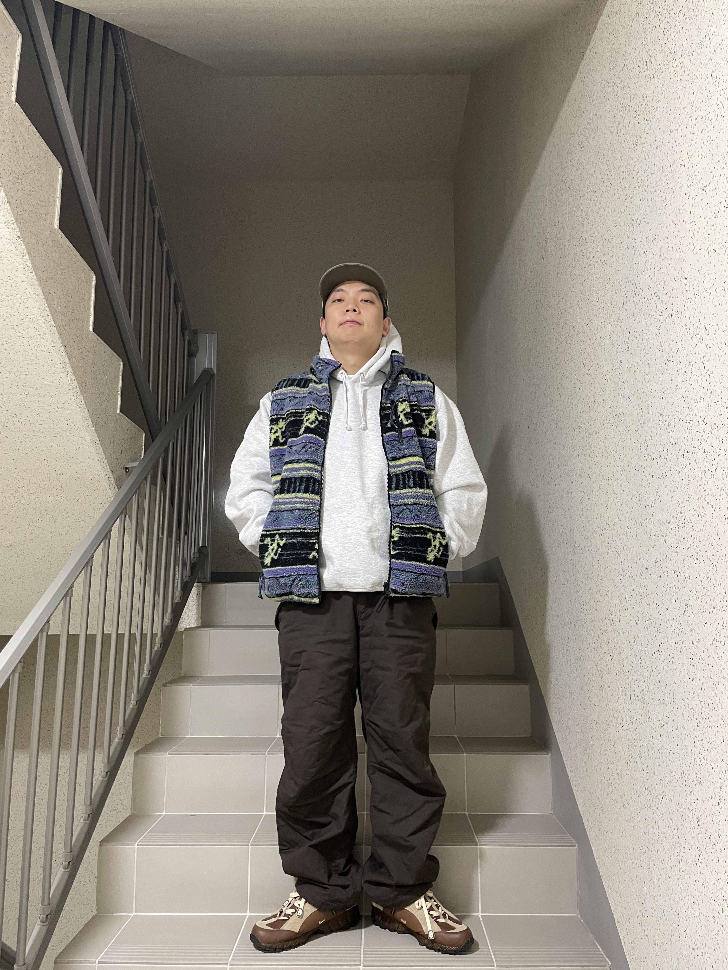 Thisisneverthat x Gramicci Reversible Fleece Vest Multi, Nike x Jacquemus Air Humara LX Ale Brown and Gold 착용 스타일 - 6