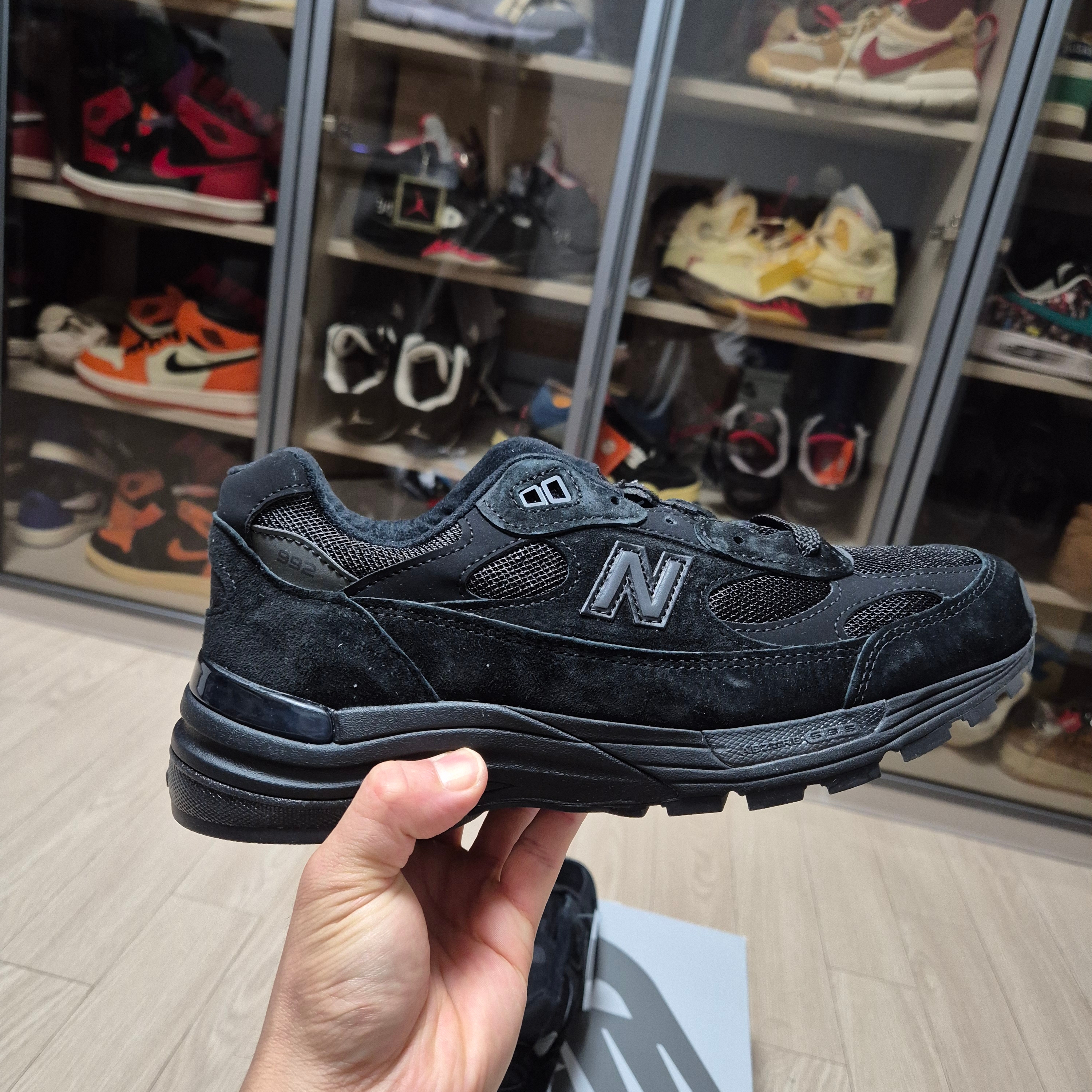 New Balance 992 Made in USA Triple Black 착용 스타일 - 5