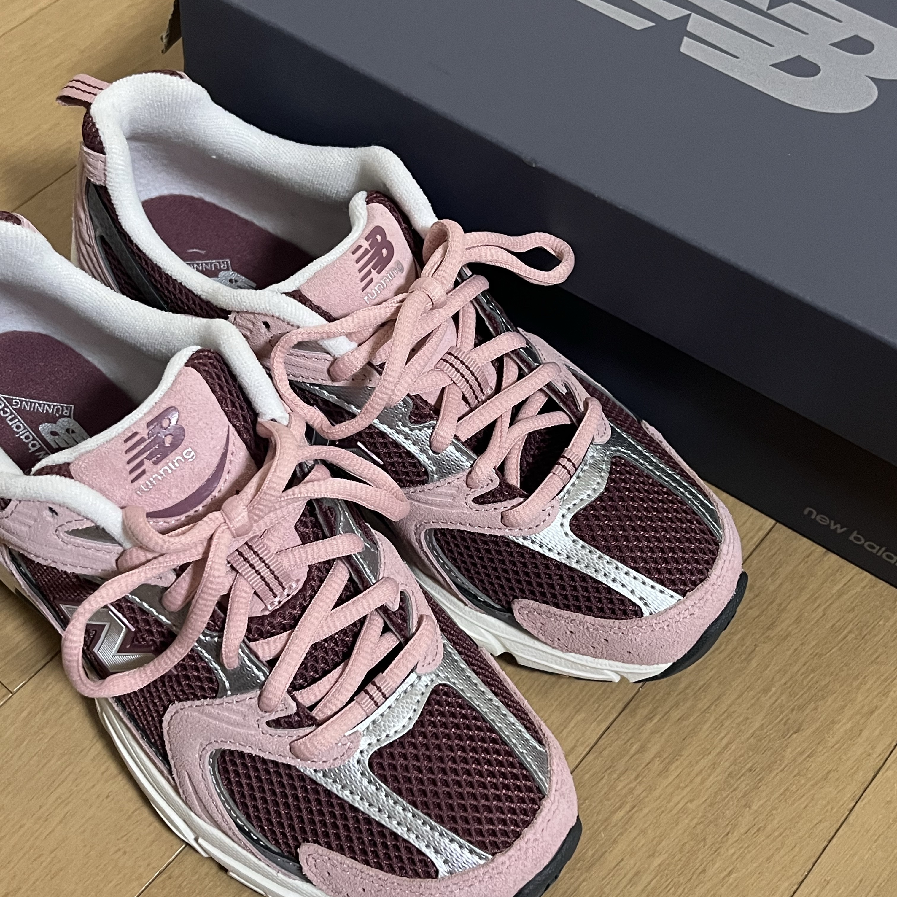 New Balance 530 Burgundy 착용 스타일