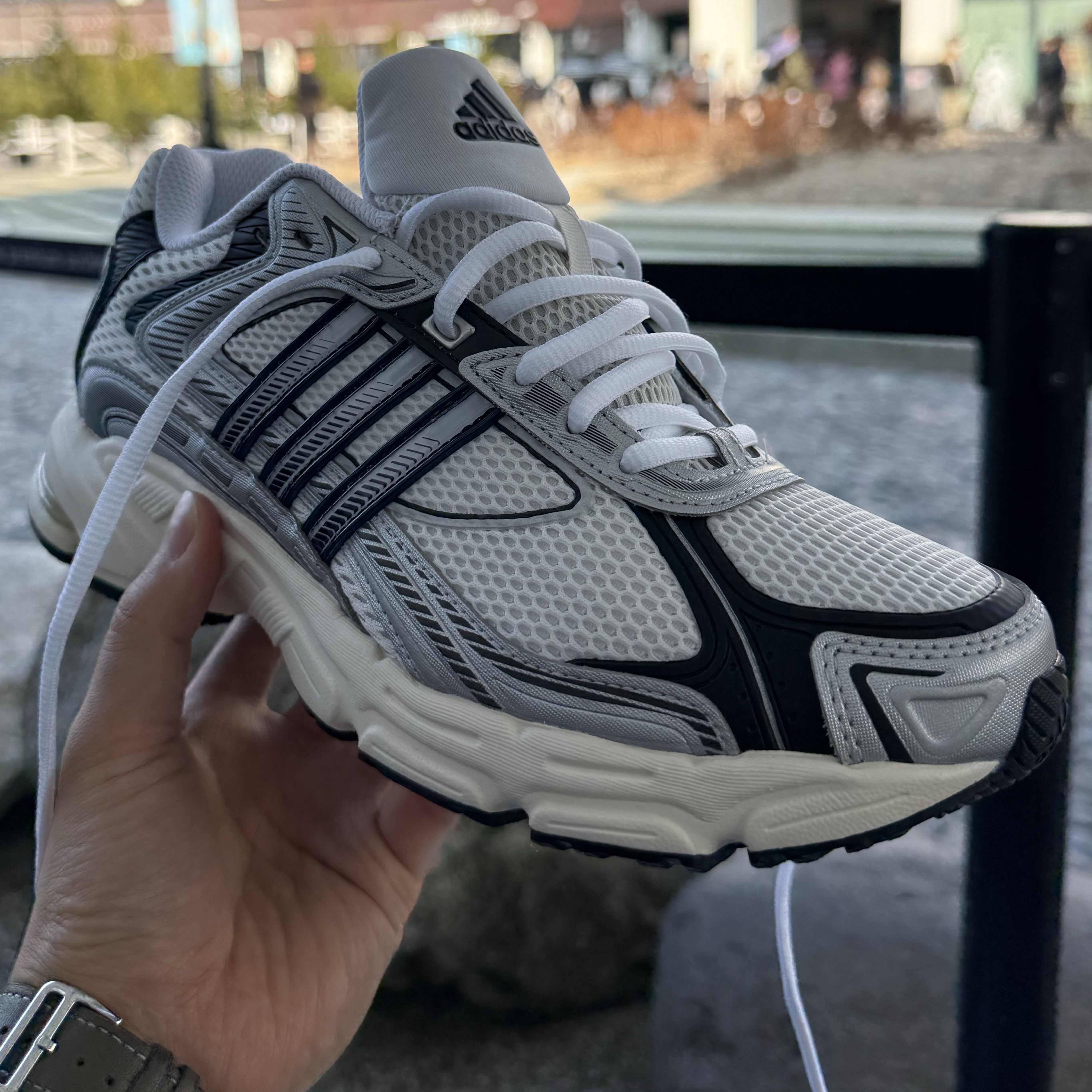 Adidas Response CL Silver Metallic Core White 착용 스타일