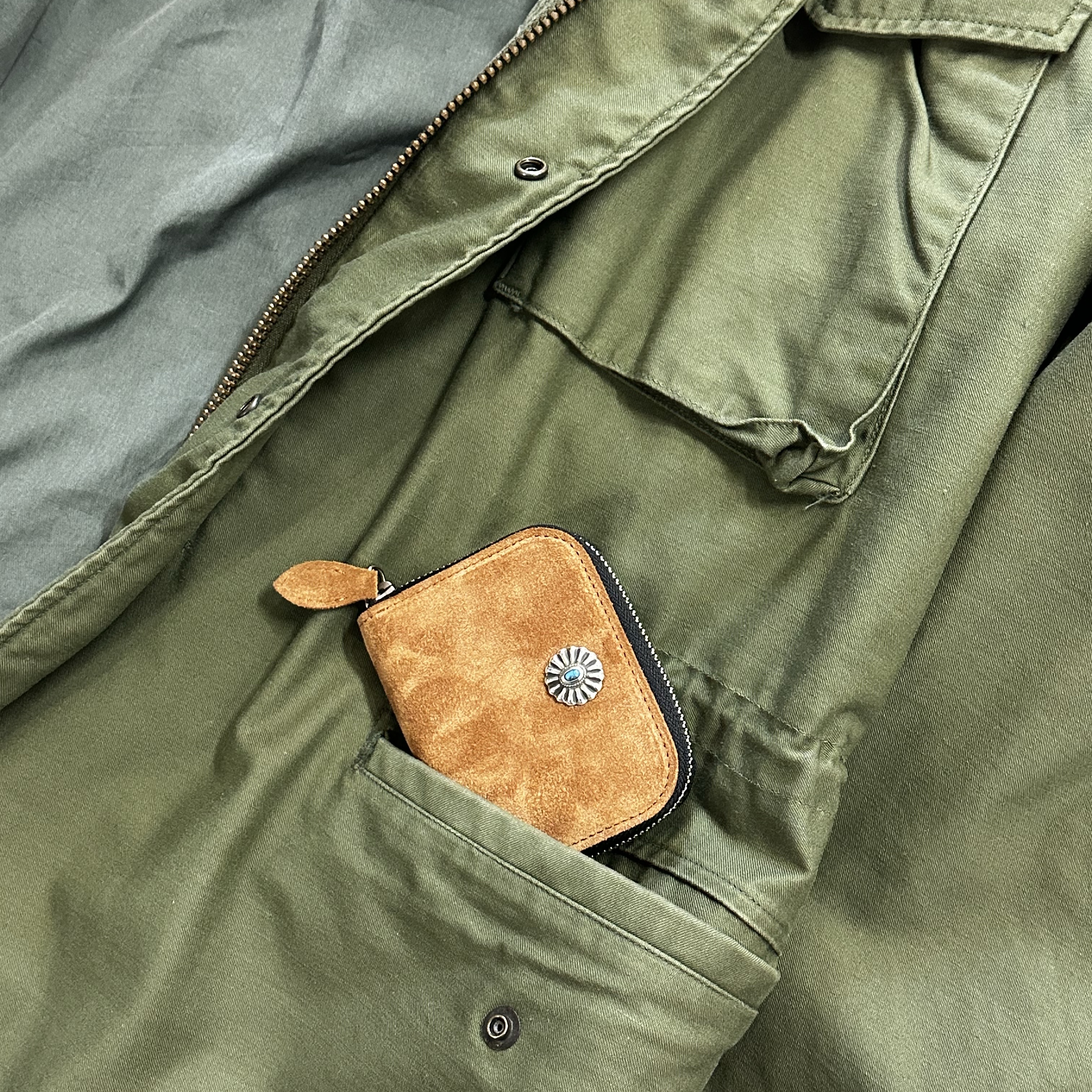 The Guys X Rendoe Clam Turquoise Concho Suede Card Wallet 착용 스타일
