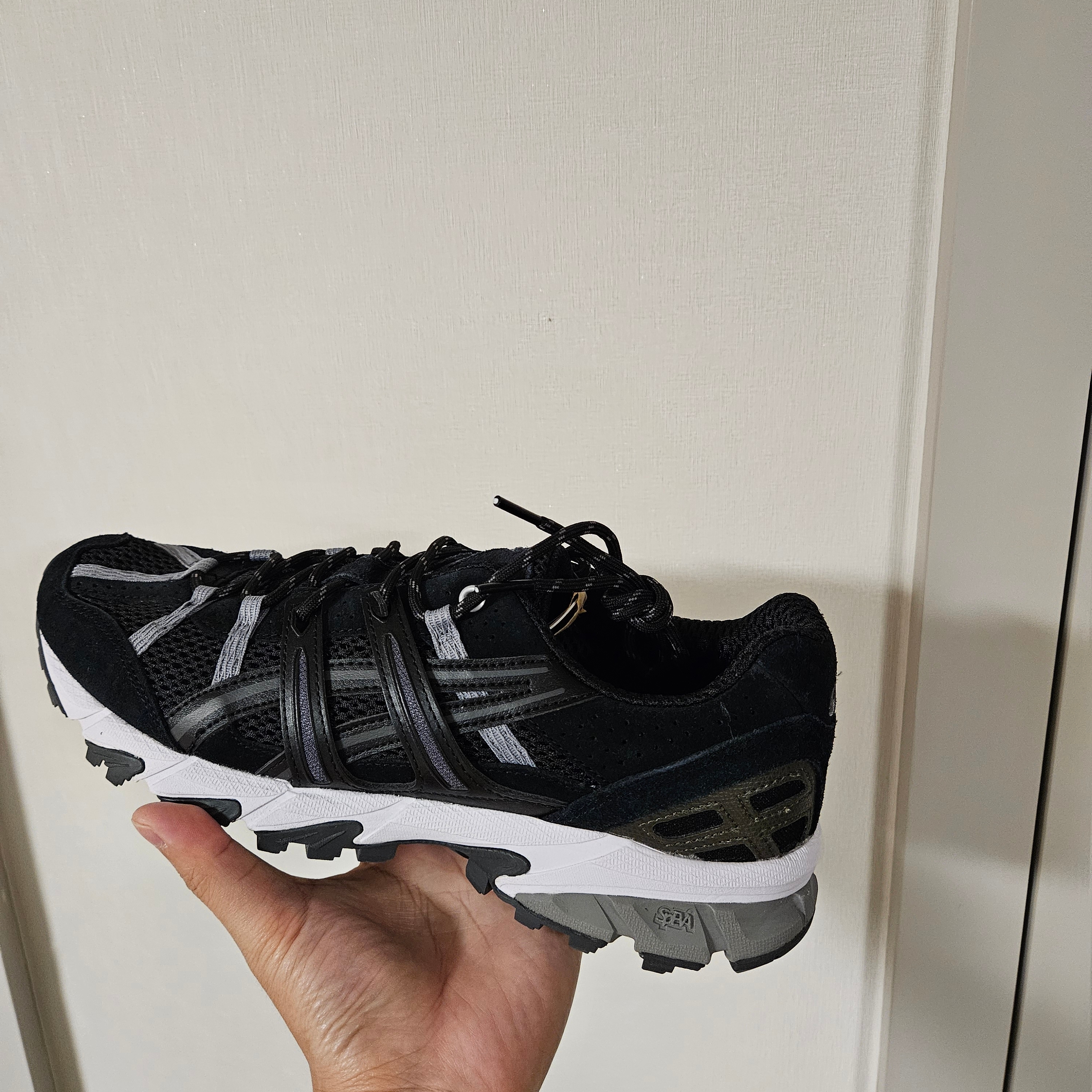 Asics Gel-Sonoma 15-50 Black Clay Grey 착용 스타일