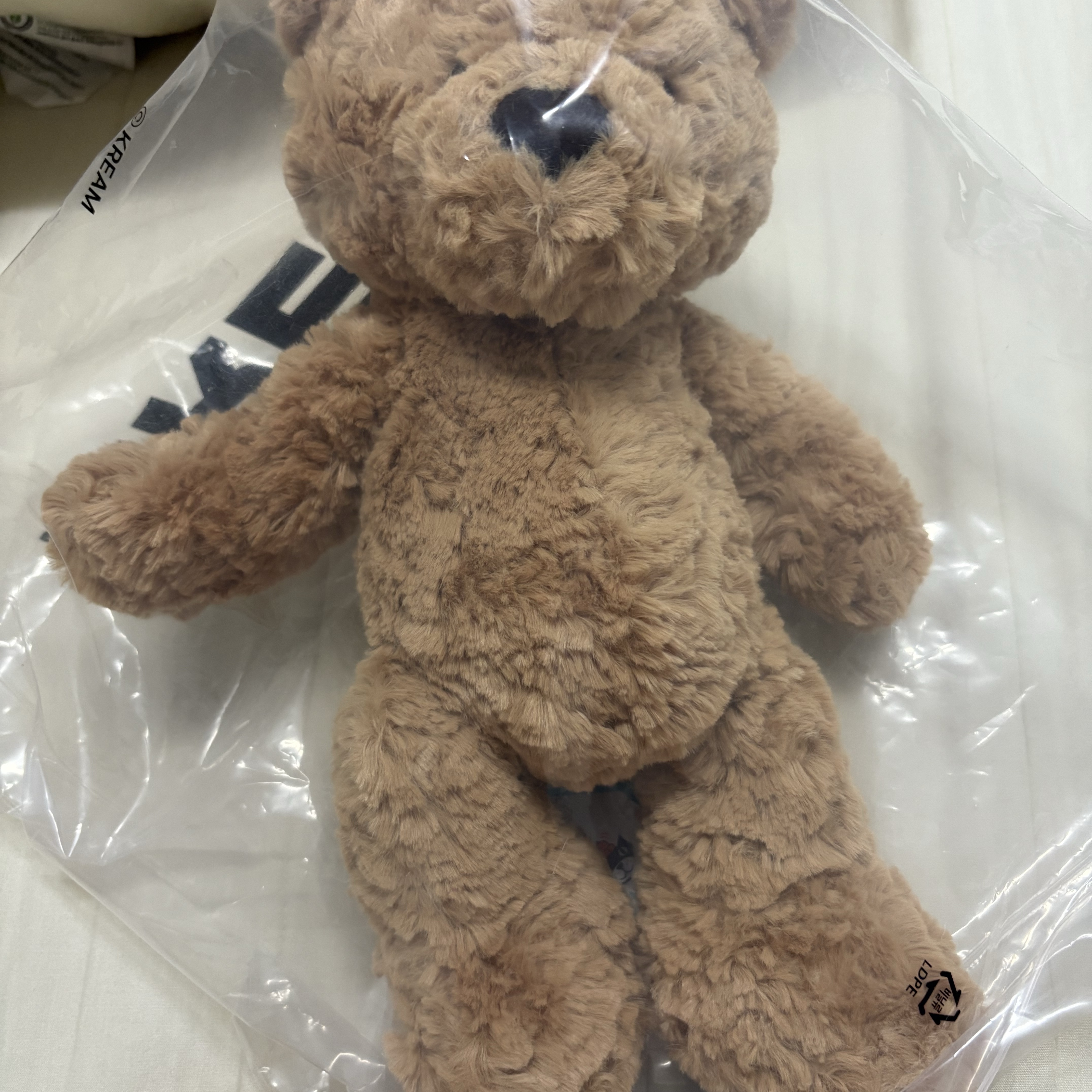 Jellycat Bumbly Bear Small Brown 착용 스타일