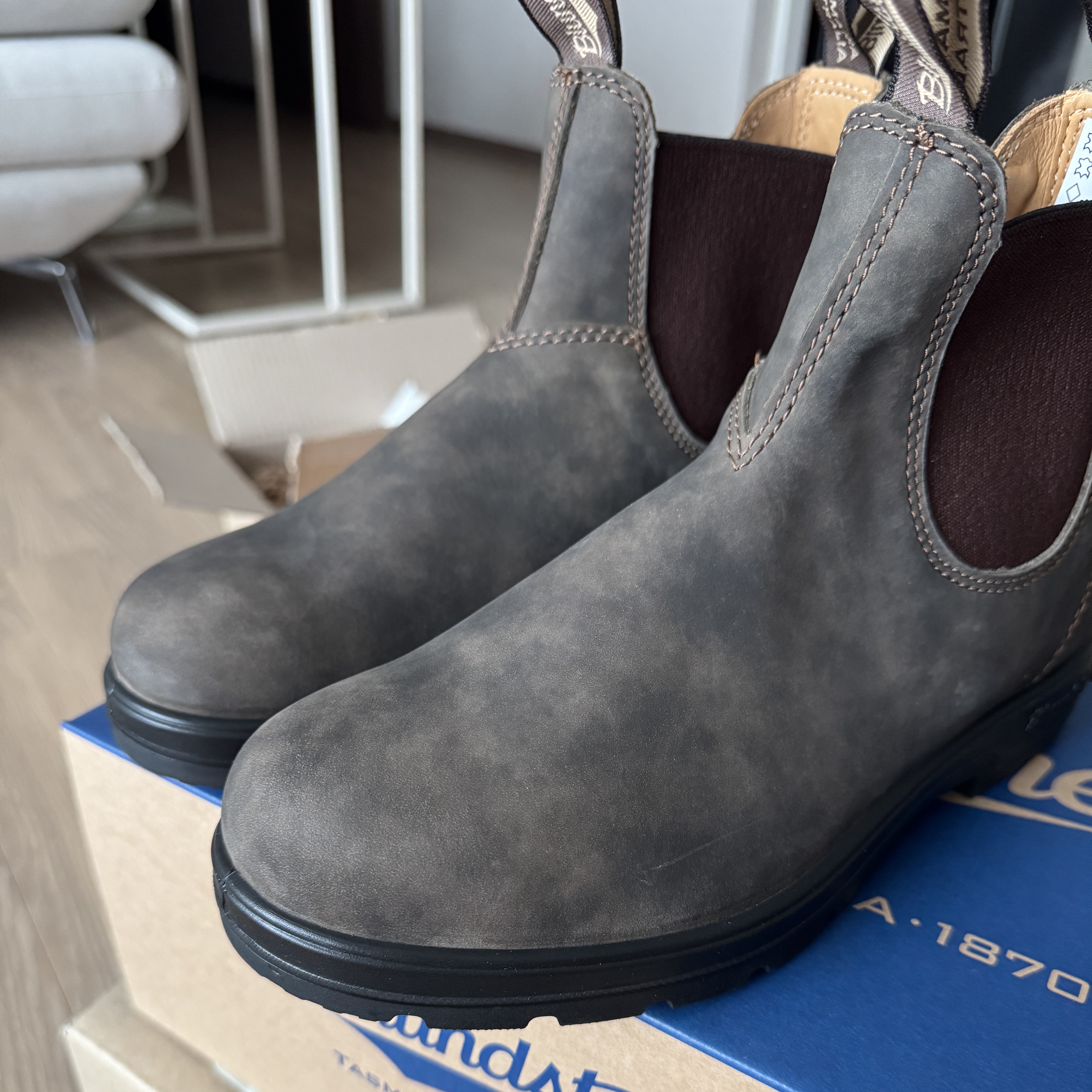 BLUNDSTONE Classics 585 Chelsea Boots Rustic Brown 착용 스타일 - 2