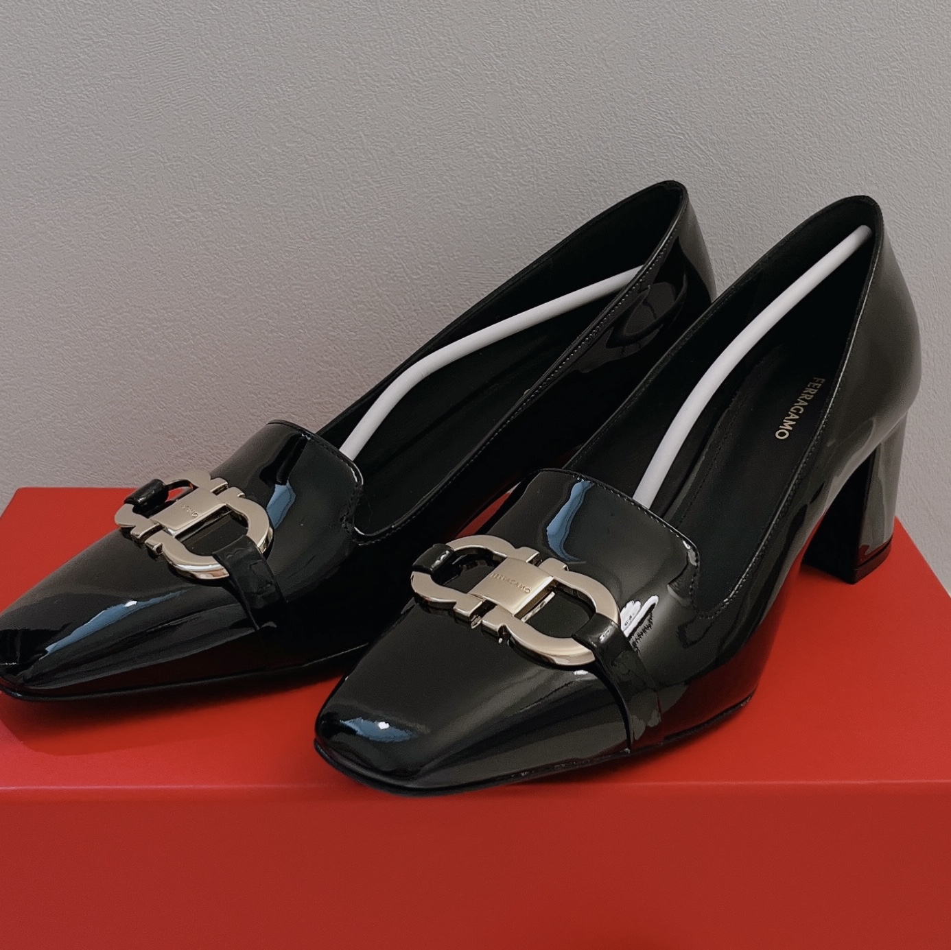 (W) Ferragamo Loafer with Gancini Ornament Black - C 착용 스타일