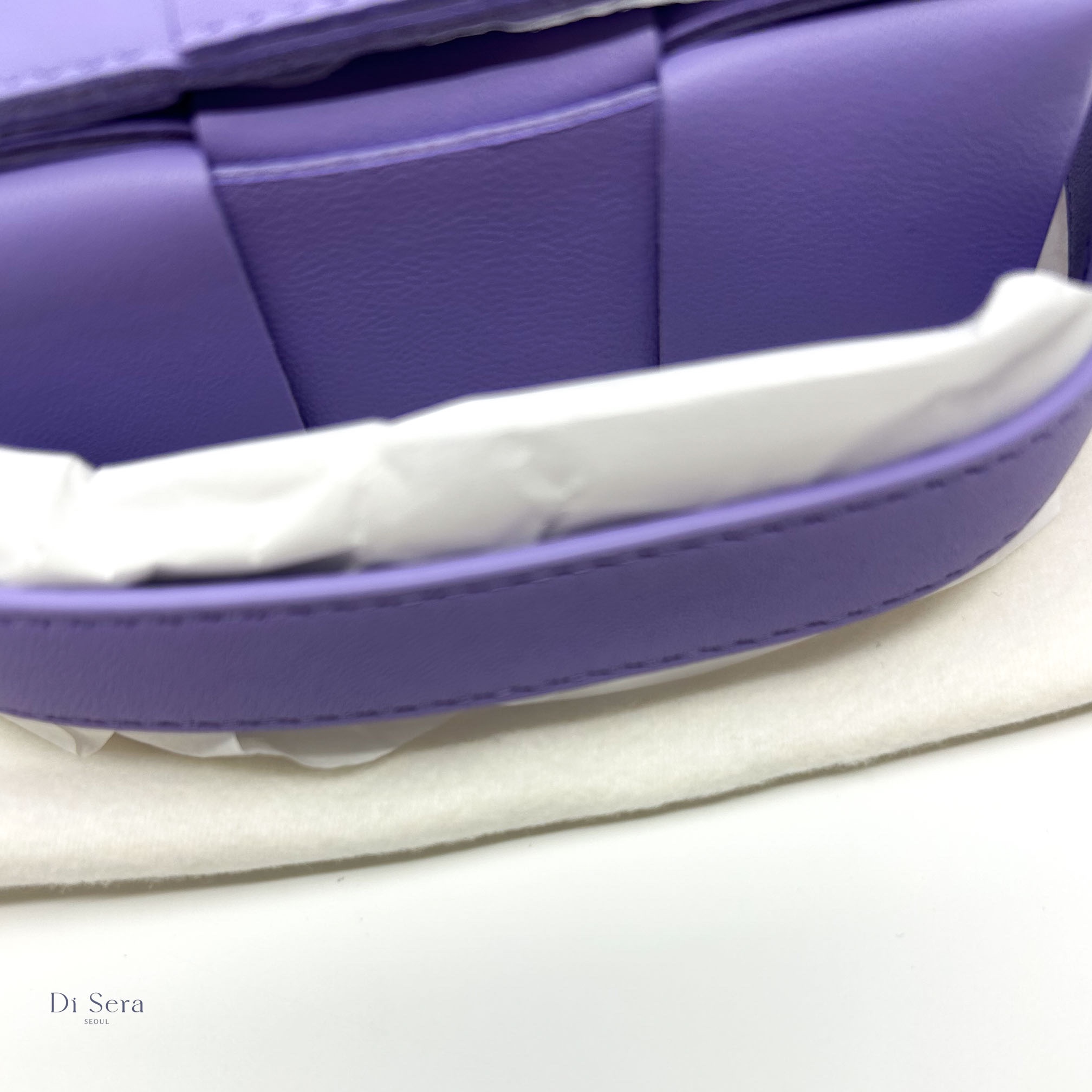 Bottega Veneta Mini Leather Cassette Wisteria 착용 스타일 - 4