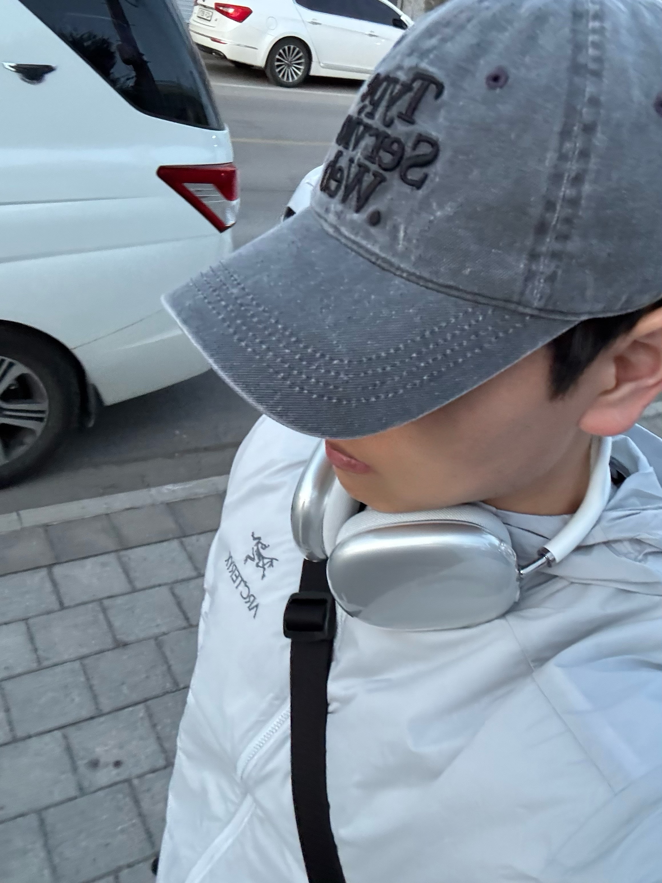 Arc'teryx Atom SL Hoody Solitude, Apple AirPods Max Lightning Silver (Korean Ver.) 착용 스타일