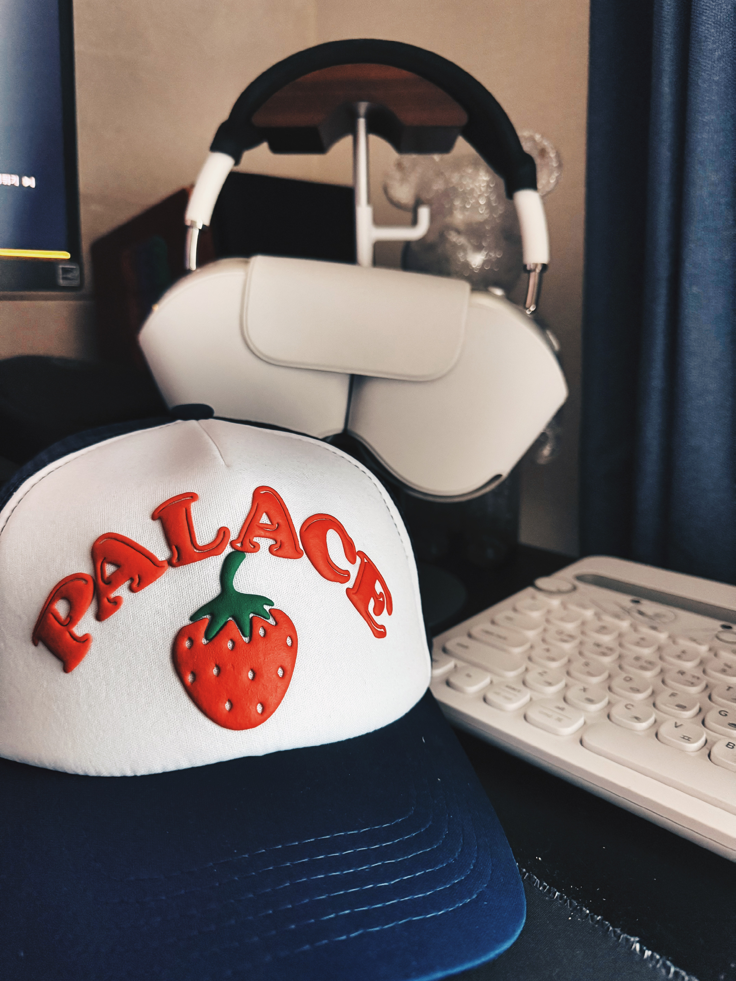 Palace Strawberry Trucker Hat Navy - 22SS 착용 스타일