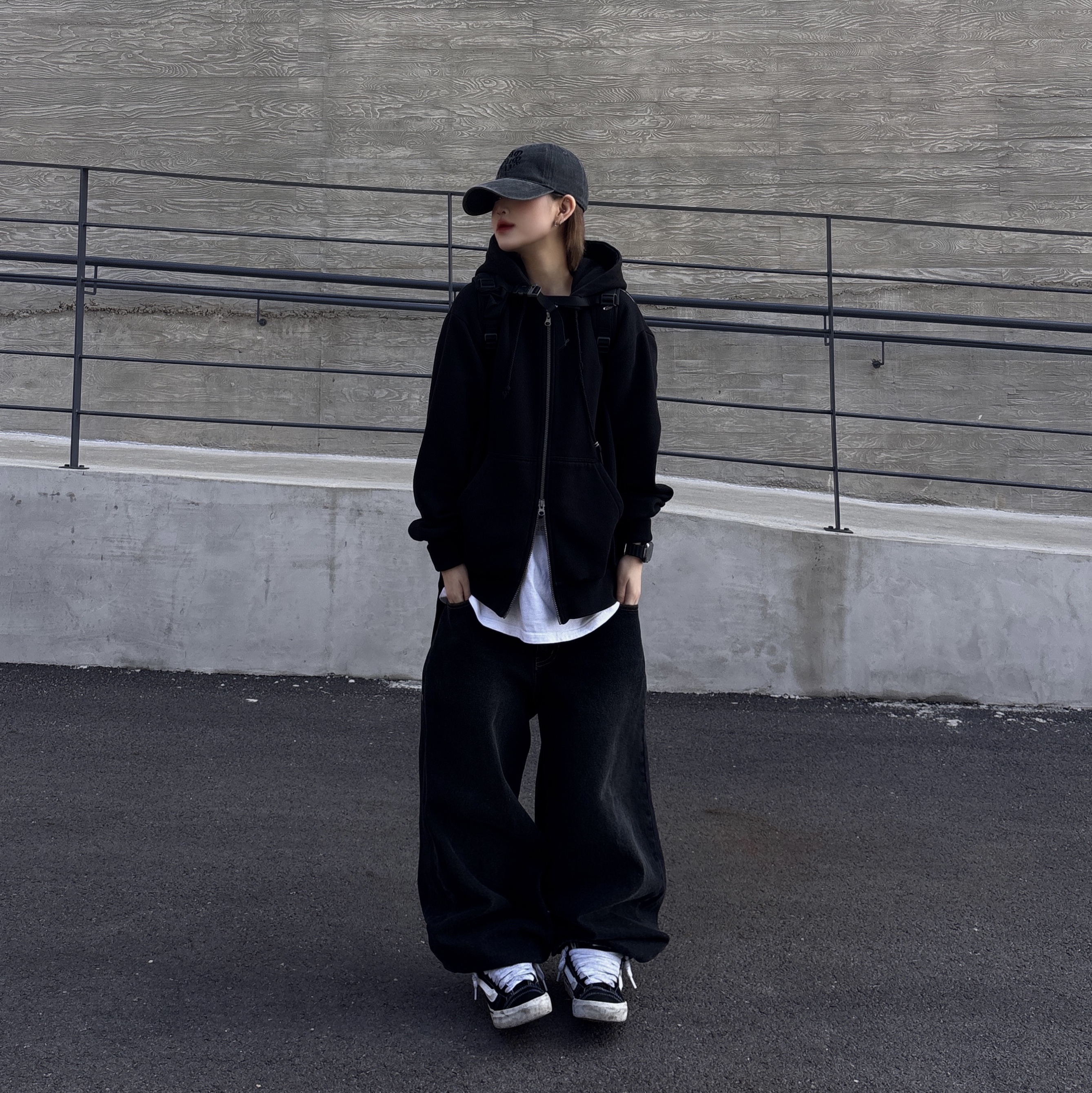 Vans Knu-Skool Black True White 착용 스타일 - 1