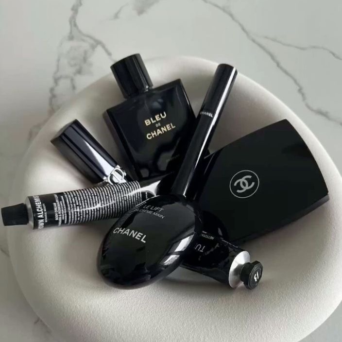 Chanel Bleu De Chanel Parfum 100ml, Dior Rouge Dior Balm 000 Dior Natural 착용 스타일