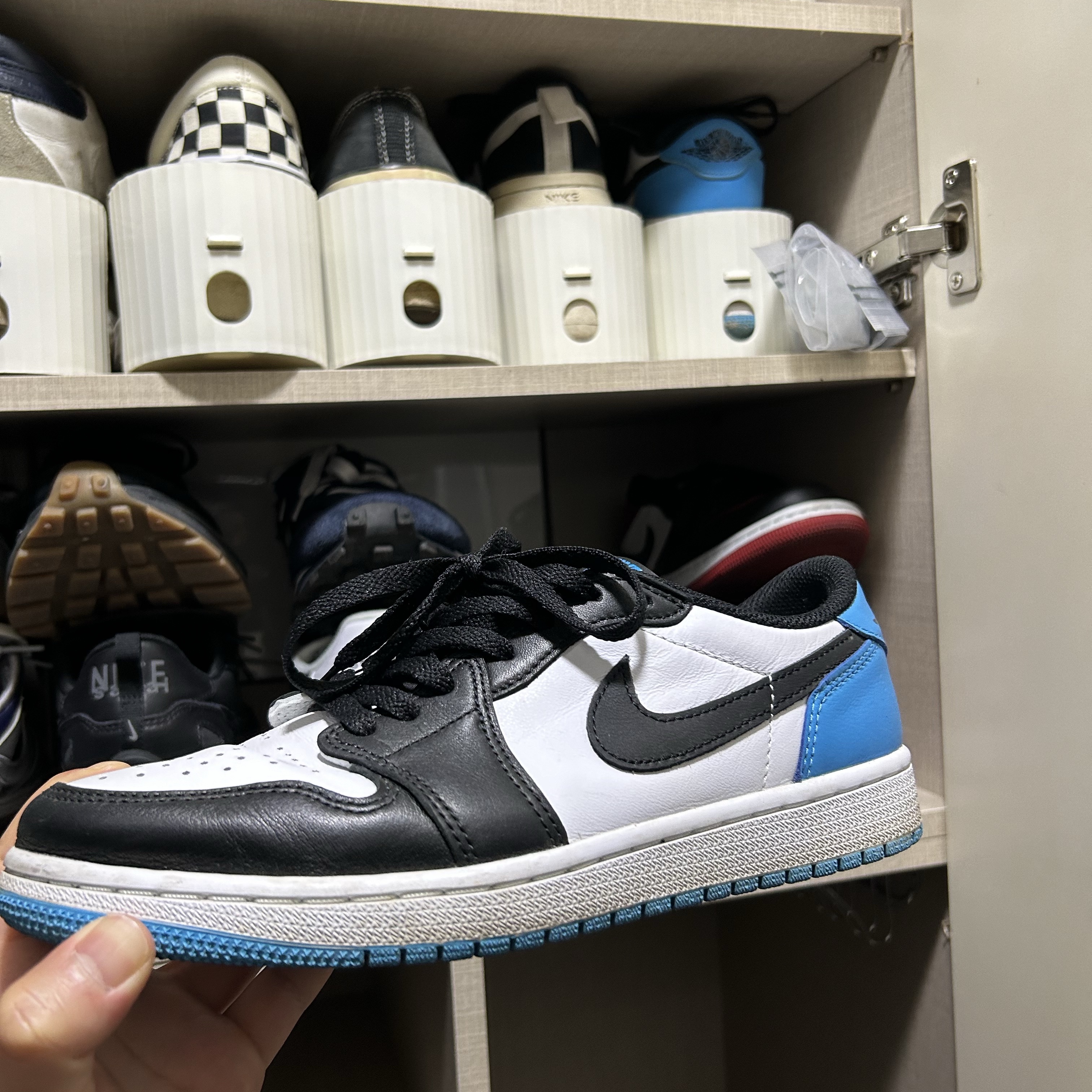 Jordan 1 Retro Low OG Black and Dark Powder Blue 착용 스타일