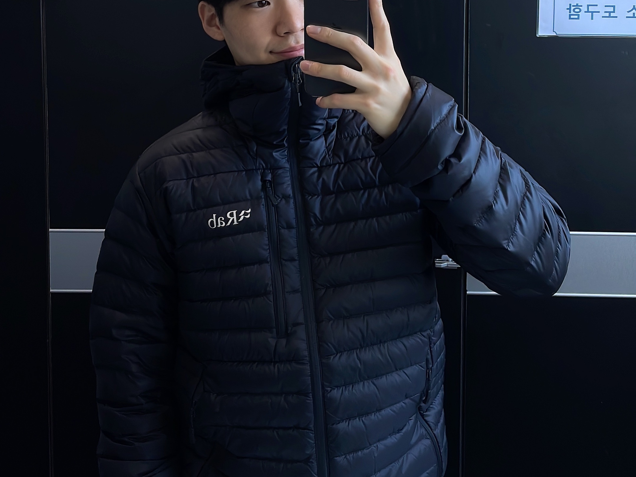 Rab Microlight Alpine Jacket Black 착용 스타일