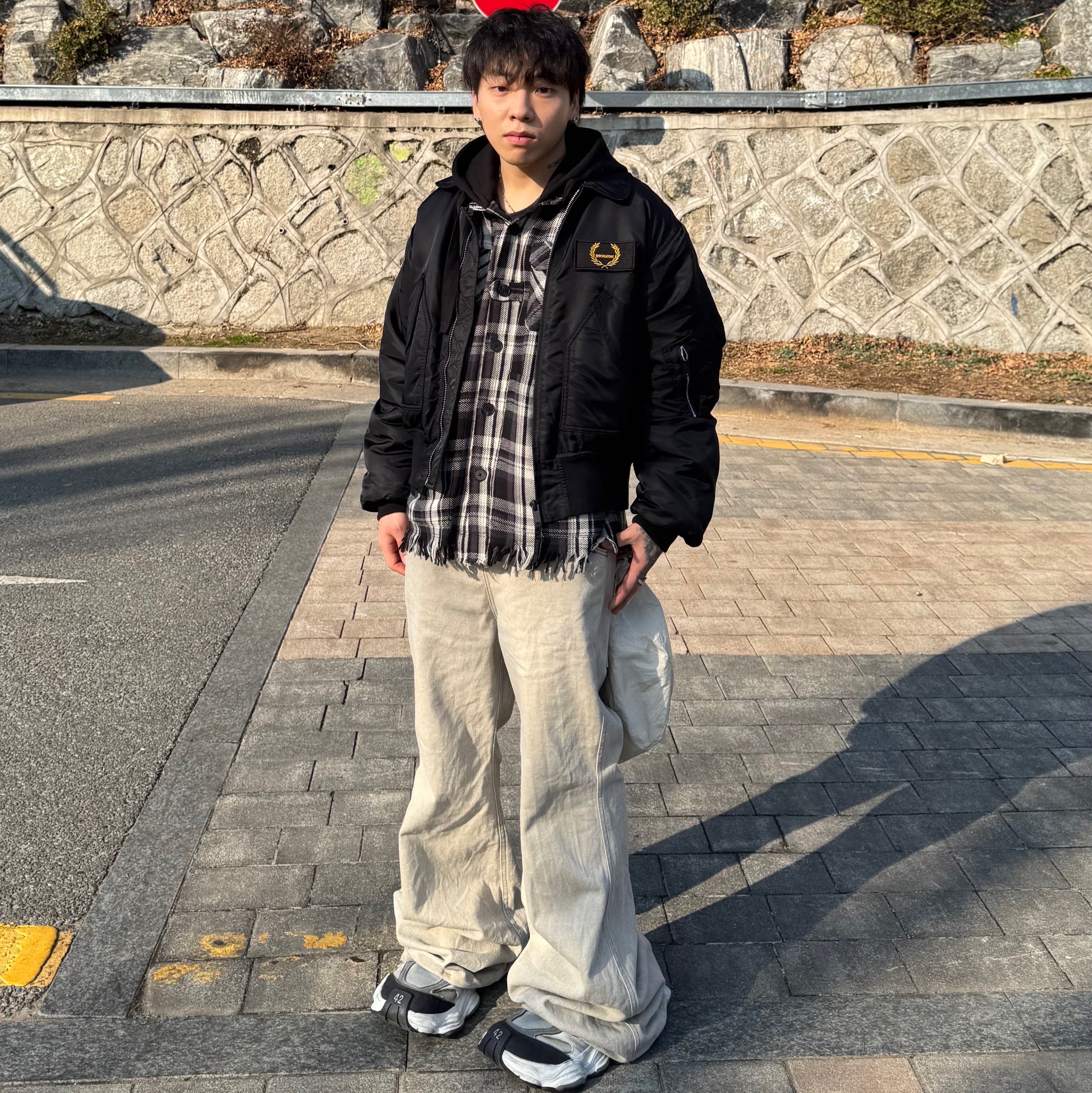 Balenciaga Cargo Sneakers White Grey 착용 스타일 - 2