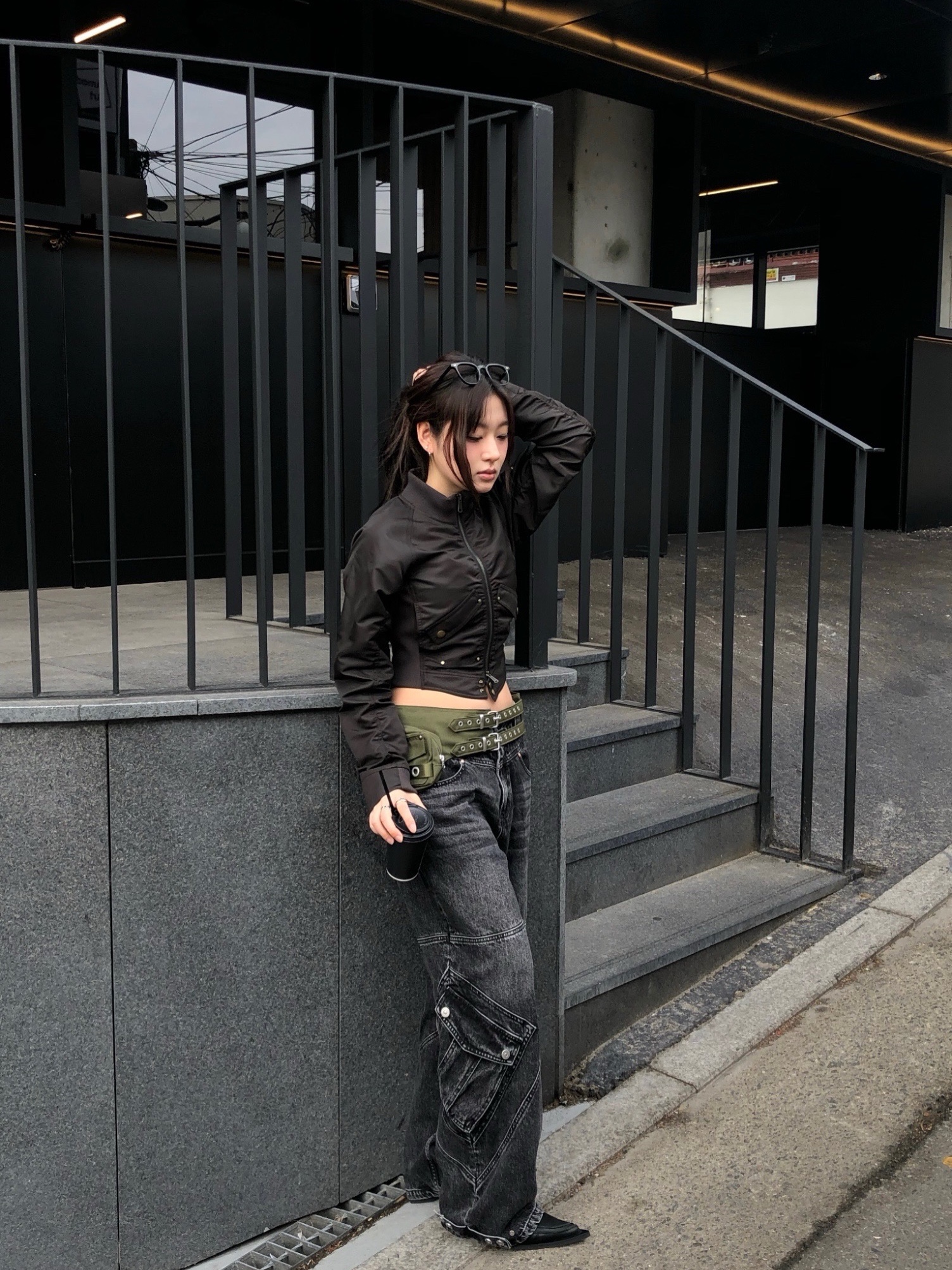 Vacant Archive Scopper X-Pocket Cargo Denim Light Blue, Vacant Archive Scopper X-Pocket Cargo Denim Black 착용 스타일 - 1